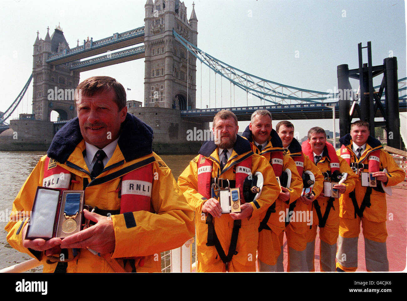 Coxswain/Mechanic Hewitt Clark (fronte), che ha ricevuto la medaglia d'oro della Royal National Lifeboat Institution per il coraggio, dirige il suo equipaggio a bordo della scialuppa di salvataggio di Lerwick, che ha ricevuto medaglie di bronzo al molo di St Katherine a Londra oggi (mercoledì). L'equipaggio era responsabile del salvataggio di cinque uomini dalla nave da carico Green Lily durante una terribile tempesta del 19 1997 novembre. Foto di Sean Dempsey/PA Foto Stock