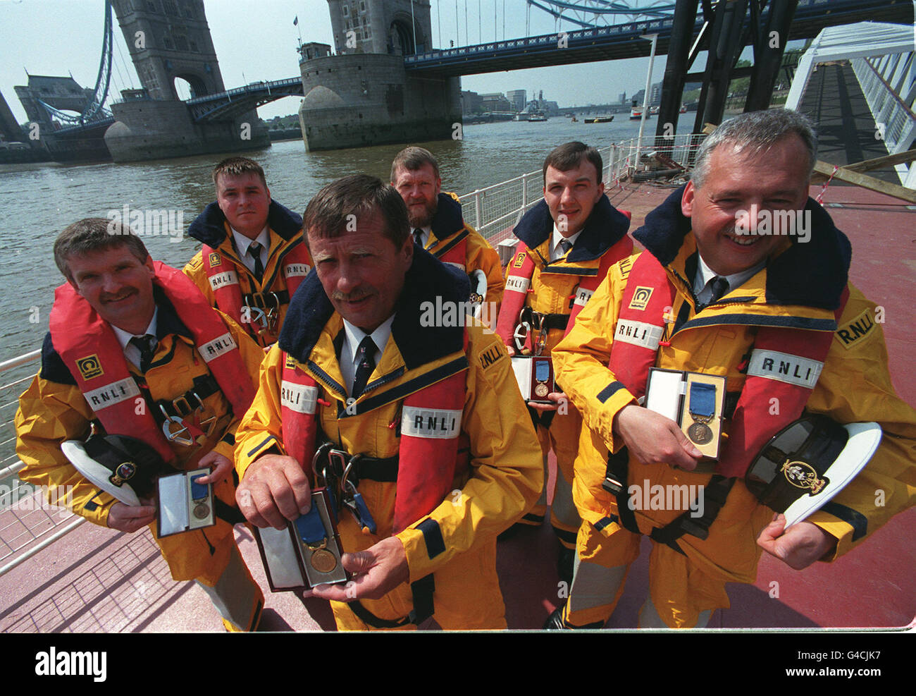 Coxswain/Mechanic Hewitt Clark (fronte, centro), che ha ricevuto la medaglia d'oro della Royal National Lifeboat Institution per il coraggio, dirige il suo equipaggio a bordo del battello di salvataggio Lerwick, che ha ricevuto medaglie di bronzo, al molo di St Katherine a Londra oggi (mercoledì). L'equipaggio era responsabile del salvataggio di cinque uomini dalla nave da carico Green Lily durante una terribile tempesta del 19 1997 novembre. Foto di Sean Dempsey/PA Foto Stock