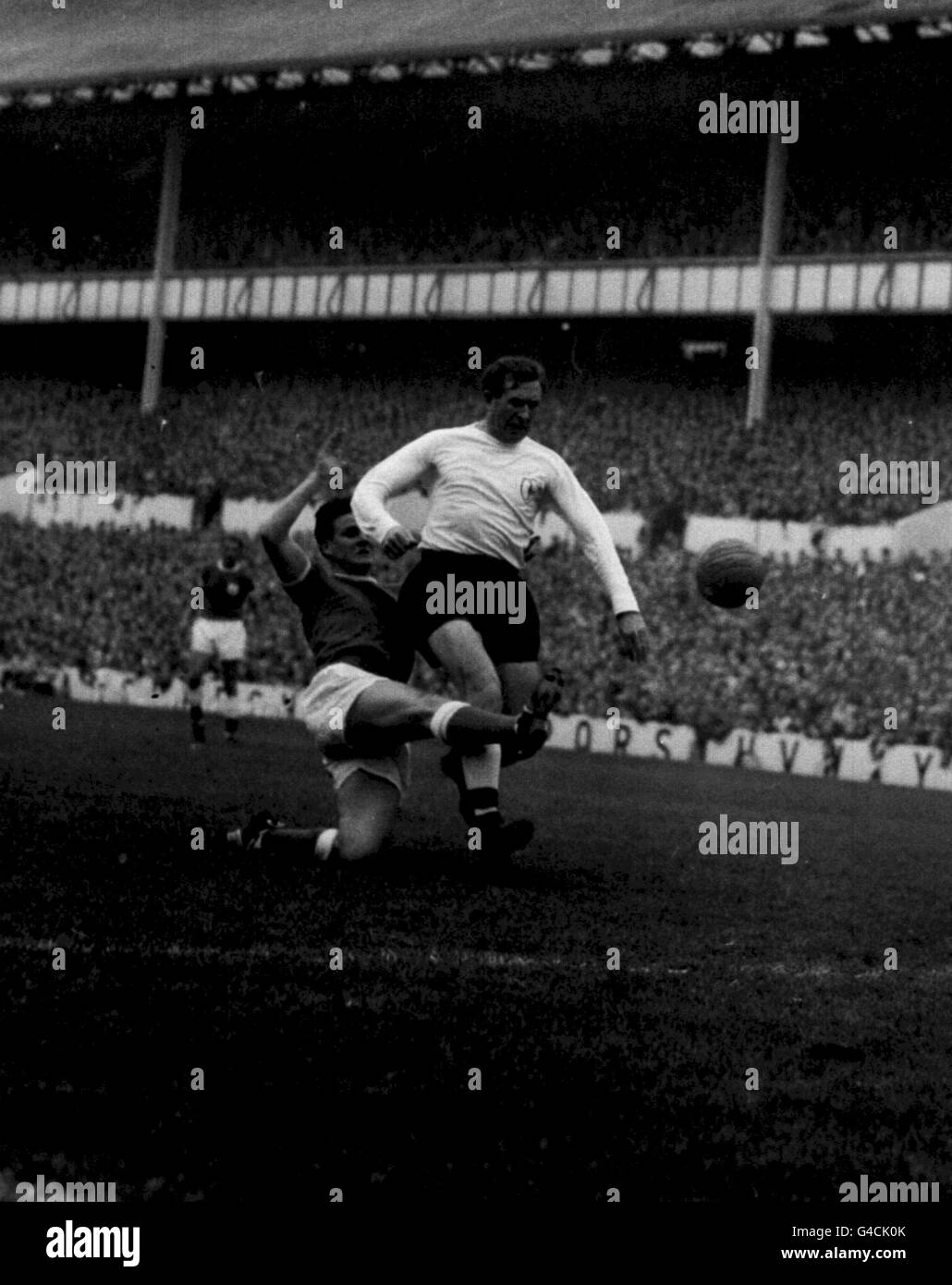 PA NEWS FOTO 2/11/63 Tottenham Hotspur capitano e a destra indietro IAN BLANCHFLOWER E FULHAM destra indietro S. BROWN BATTAGLIA PER LA SFERA IN UNA DIVISIONE DI UNA PARTITA A WHITE HART LANE, Londra Foto Stock PA NEWS FOTO 2/11/63 Tottenham Hotspur capitano e a destra indietro IAN BLANCHFLOWER E FULHAM destra indietro S. BROWN BATTAGLIA PER LA SFERA IN UNA DIVISIONE DI UNA PARTITA A WHITE HART LANE, Londra Foto Stock