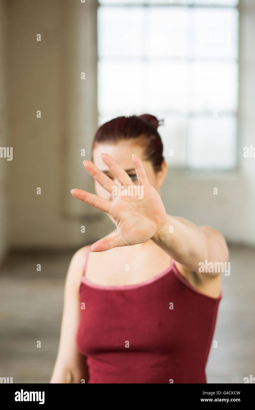 La donna che mostra la mano al gesto di arresto Foto Stock