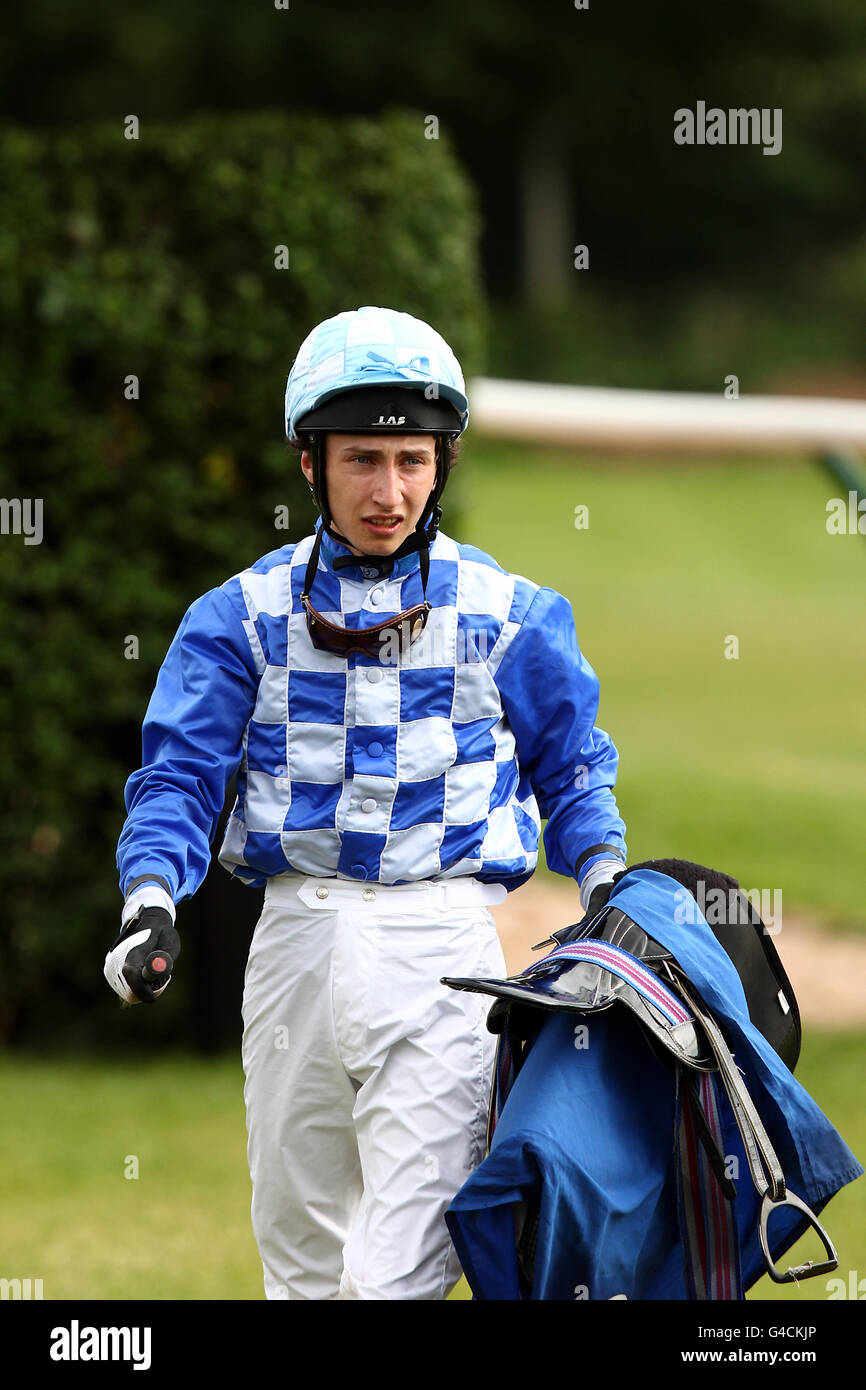 Jockey Jake Payne dopo il suo giro su semi staccato dentro The Play Roulette at totesport.com 'Hands and Heels' Apprentice Series Handicap Foto Stock