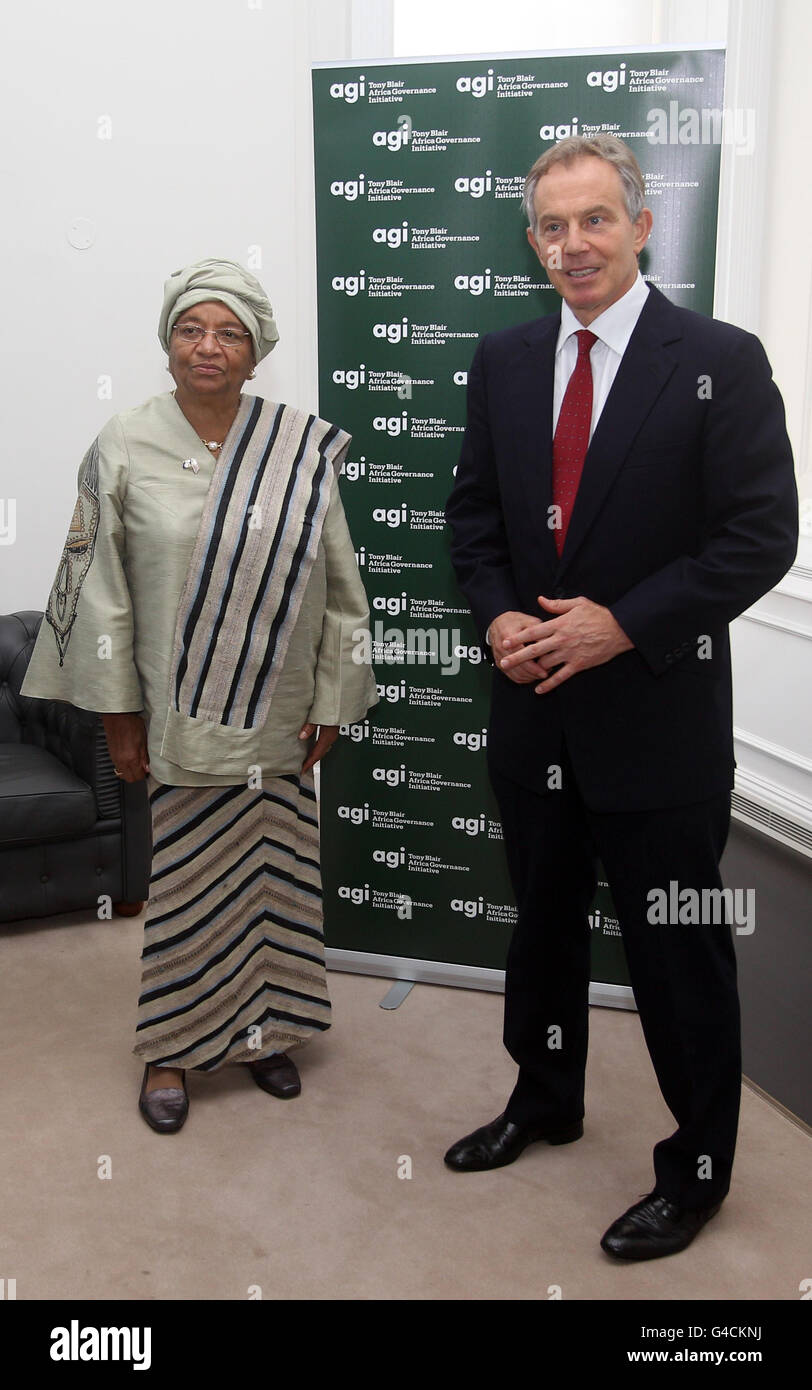 Il presidente Ellen Johnson Sirleaf della Liberia incontra il fondatore dell'Africa Governance Initiative (AGI), Tony Blair, presso la sede centrale dell'AGI di Londra, per discutere il lavoro in corso dell'iniziativa con il presidente per ridurre la povertà a lungo termine in Liberia. Foto Stock