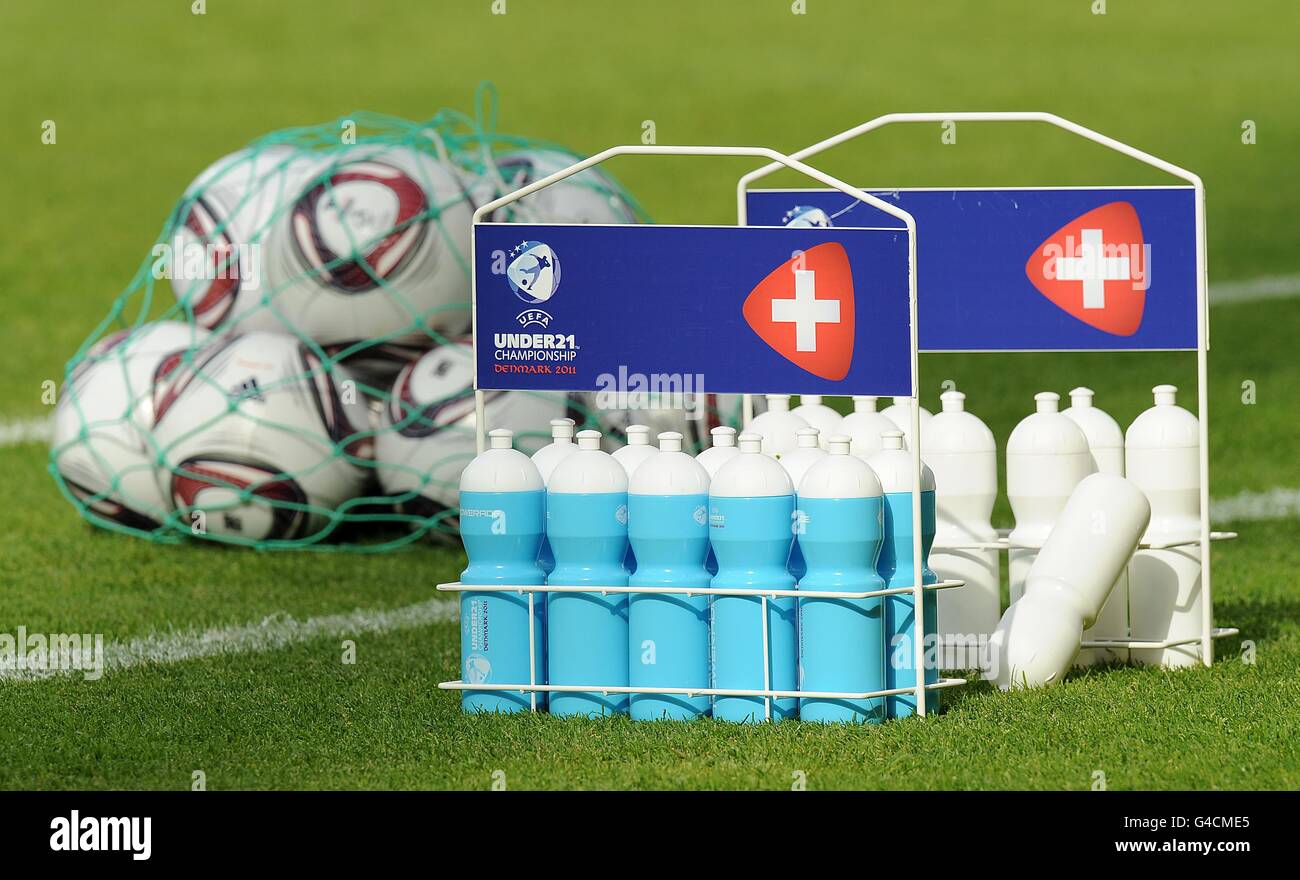 Calcio - UEFA europeo Under 21 Campionato 2011 - Svizzera / Islanda - Aalborg Stadion. Vista generale di una cassa di bottiglie d'acqua con la bandiera svizzera accesa Foto Stock