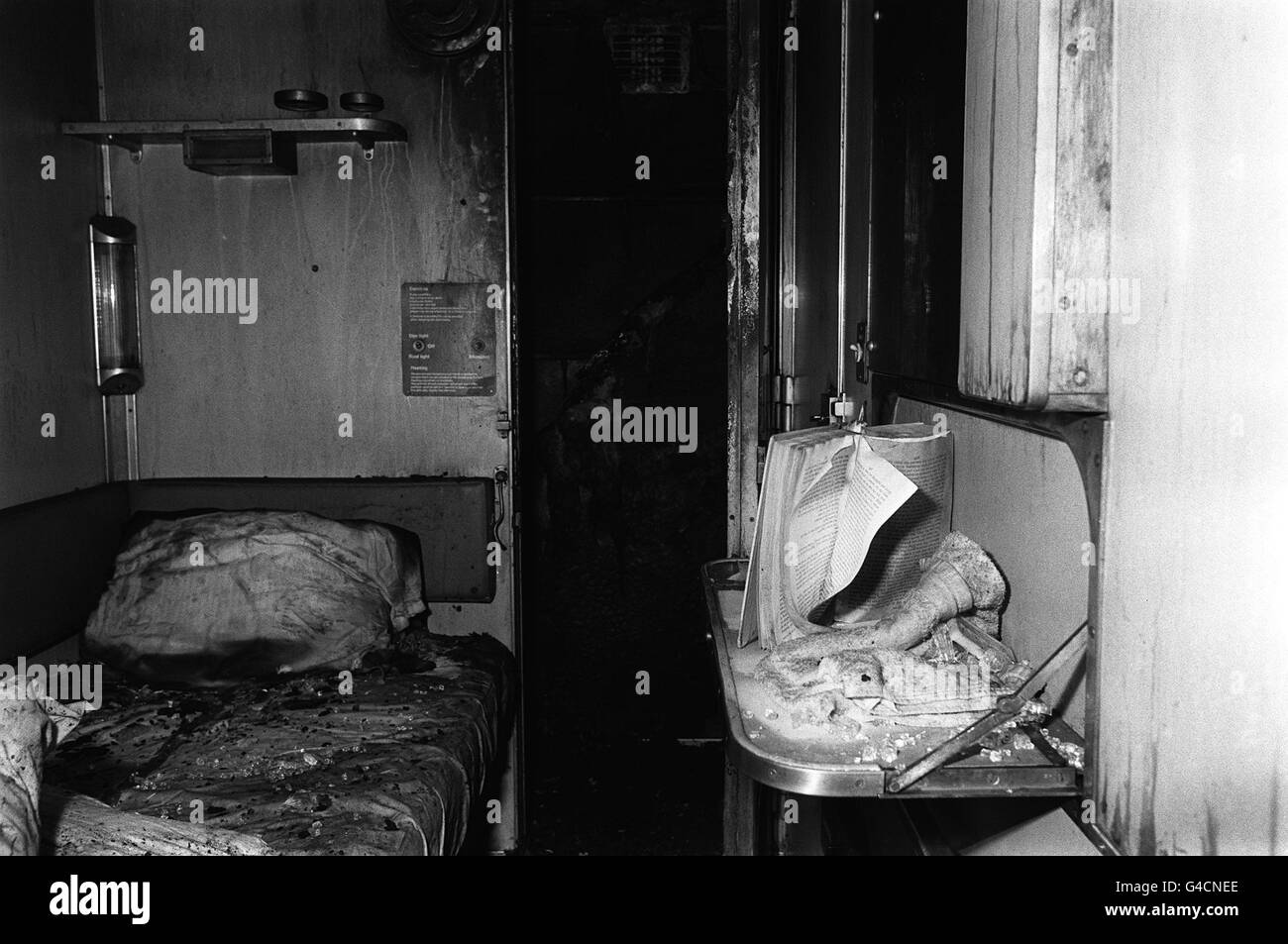PA NEWS FOTO 6/7/78 il vano del sonno in un carrello del pernottamento PENZANCE-PADDINGTON traversina treno che improvvisamente travolto in fiamme quasi Taunton, Somerset Foto Stock