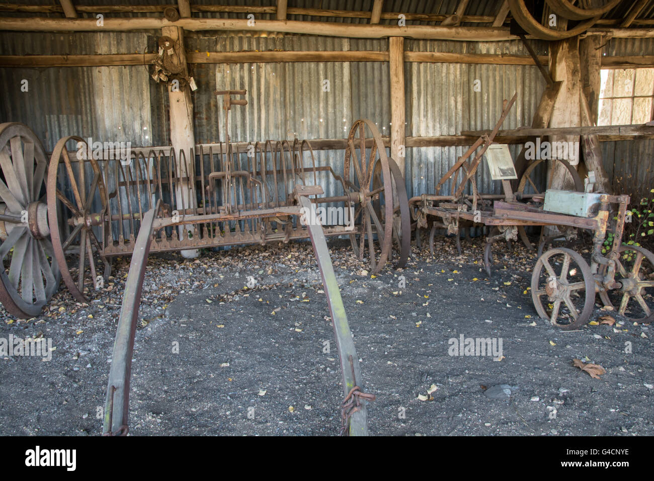 Il vecchio cavallo di attrezzi agricoli in un vecchio fienile Foto Stock