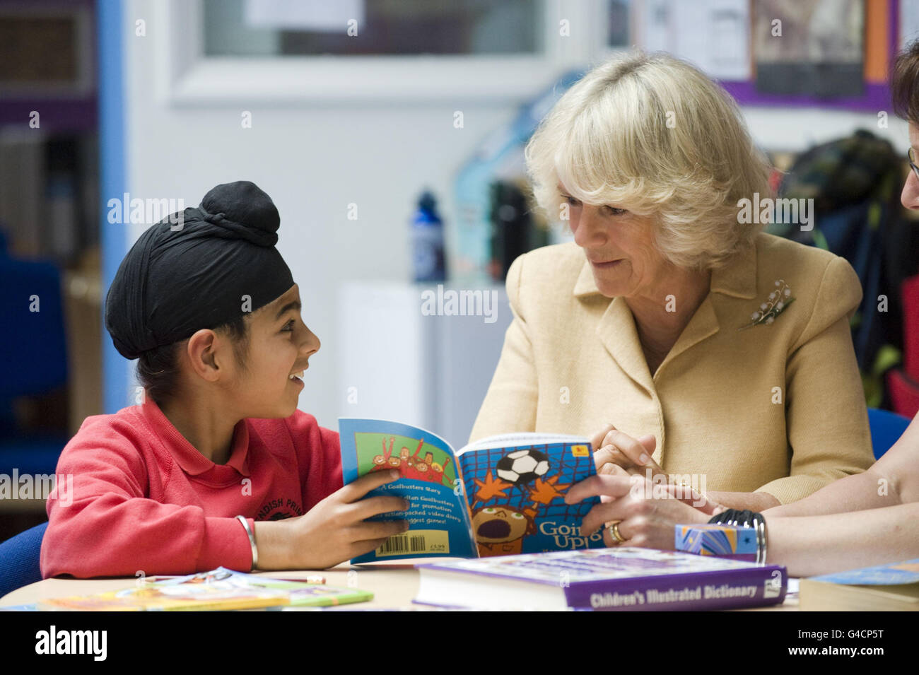 Camilla promuove i vantaggi di lettura Foto Stock