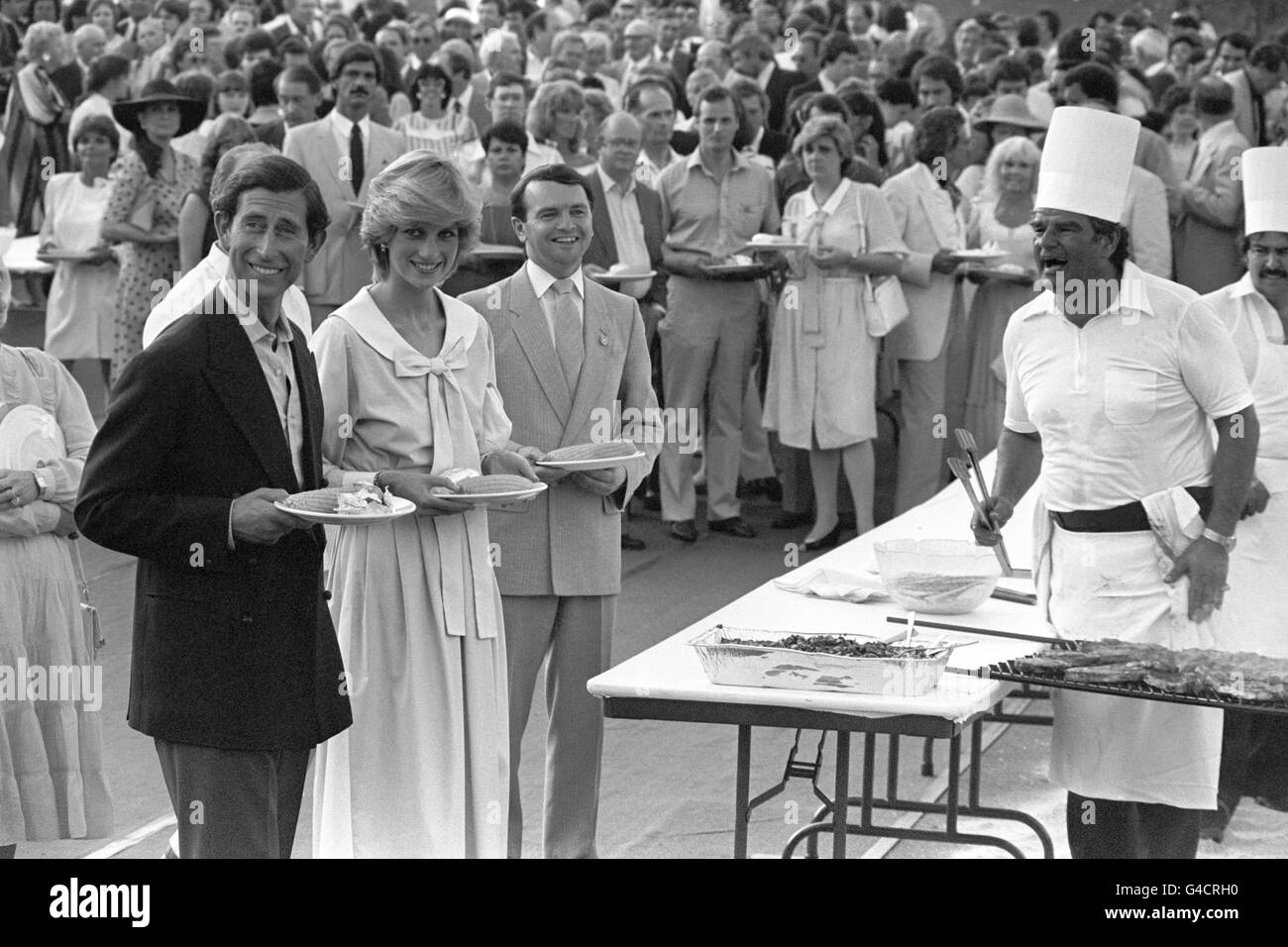 Il Principe e Principessa di Galles in posa felice e rilassata durante un barbecue vicino a Ottawa, Canada. Foto Stock