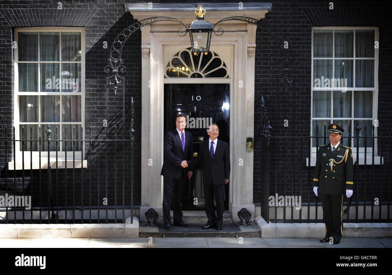 Il primo ministro David Cameron saluta il Premier cinese Wen Jiabao fuori dal 10 Downing Street a Londra, in quanto Cameron ha ospitato un vertice che si prevede chiuderà più di un miliardo di accordi per le imprese britanniche. Foto Stock