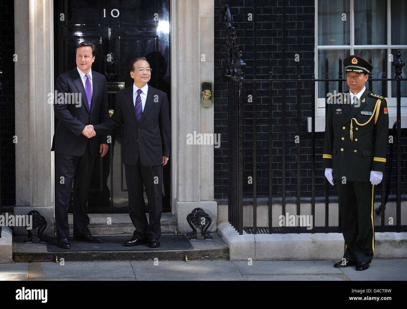 Il primo ministro David Cameron saluta il Premier cinese Wen Jiabao fuori dal 10 Downing Street a Londra, in quanto Cameron ha ospitato un vertice che si prevede chiuderà più di un miliardo di accordi per le imprese britanniche. Foto Stock