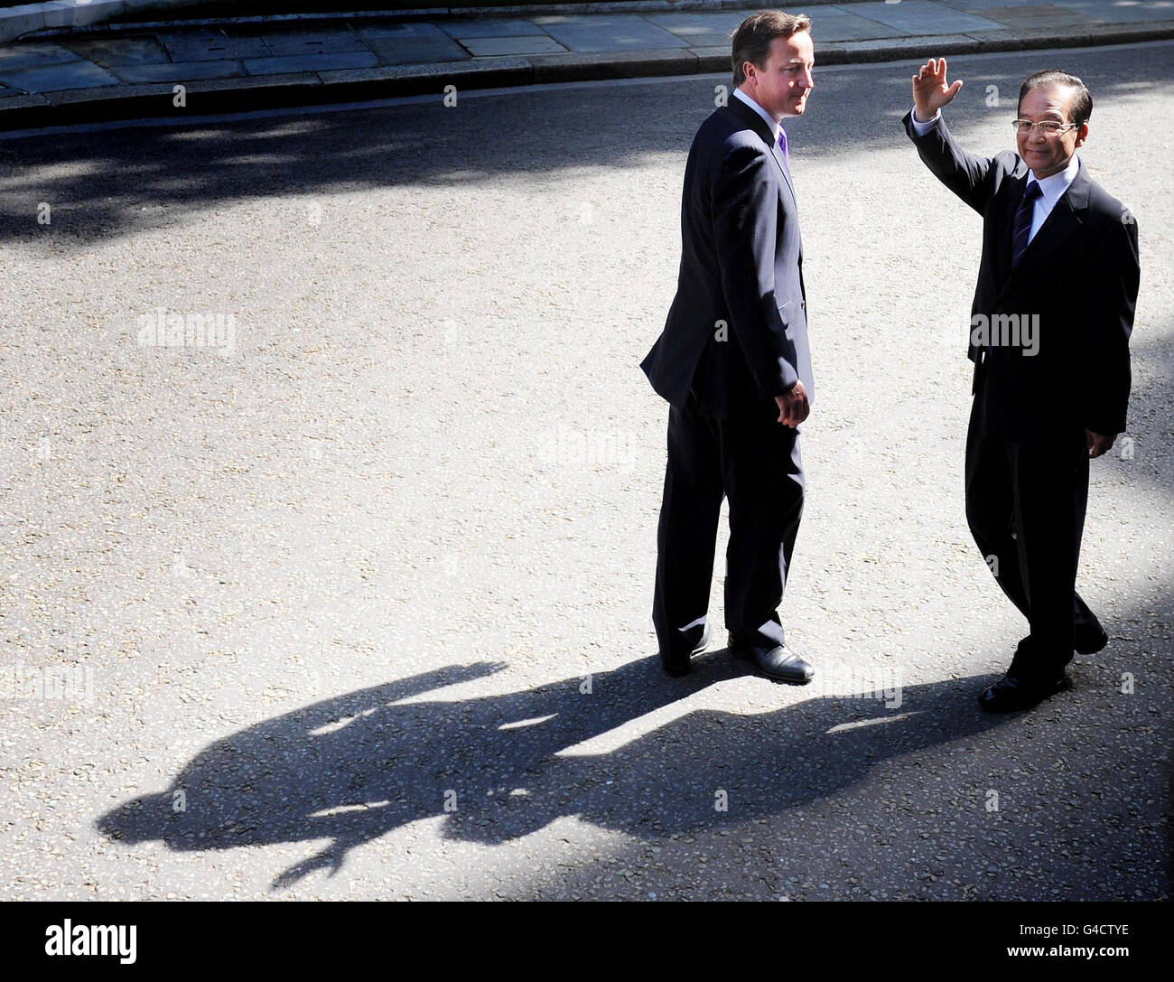 Il primo ministro David Cameron saluta il Premier cinese Wen Jiabao fuori dal 10 Downing Street a Londra, in quanto Cameron ha ospitato un vertice che si prevede chiuderà più di un miliardo di accordi per le imprese britanniche. Foto Stock