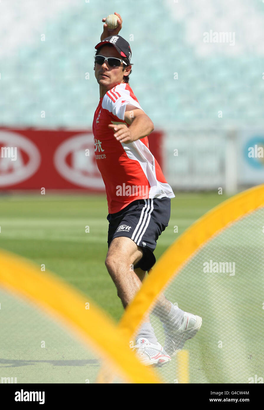 L'Inghilterra del Alastair Cook durante una sessione di reti presso la Kia ovale, Londra. Foto Stock