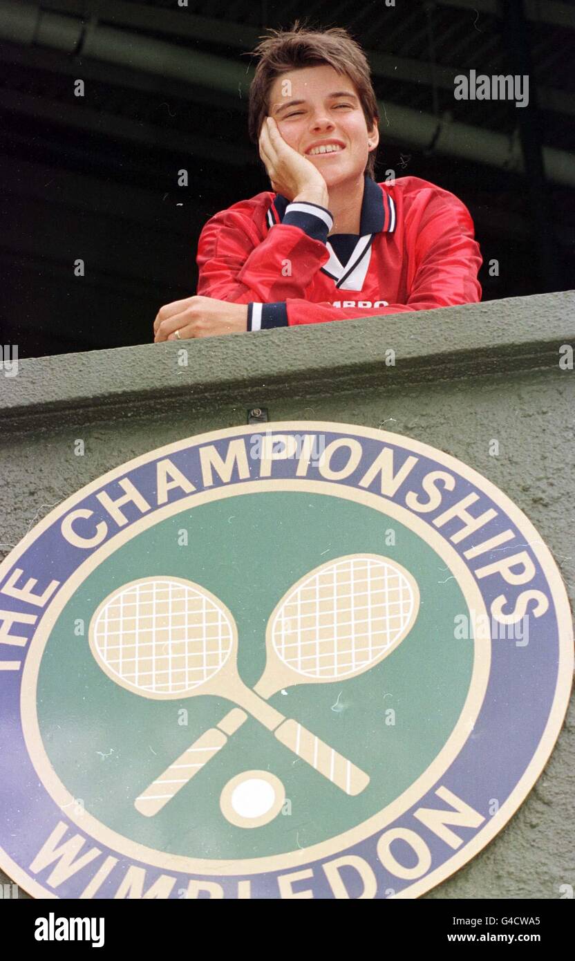 Samantha Smith da botesdale, Essex, orgogliosamente indossa una maglietta in Inghilterra dato dal suo agente, chi è coinvolto anche con calciatori inglese, come ella contempla il suo quarto round match contro N.Tauziat della Francia a Wimbledon il lunedì per cercare di ottenere un posto nel Signore Quarti di finale. (Foto Martyn Hayhow/ PA) Foto Stock