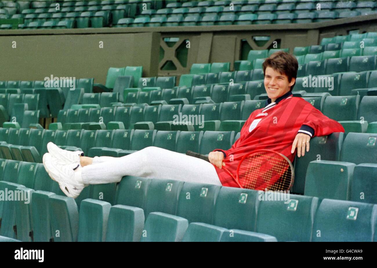 Samantha Smith di Loughton, Essex, indossa con orgoglio una camicia d'Inghilterra consegnata a lei dal suo agente, che è anche coinvolto con i calciatori inglesi, mentre contempla il suo quarto round match contro N.Tauziat di Francia a Wimbledon il lunedì per cercare di ottenere un posto nelle finali del Ladies Quarter. (Foto Martyn Hayhow/PA) Foto Stock
