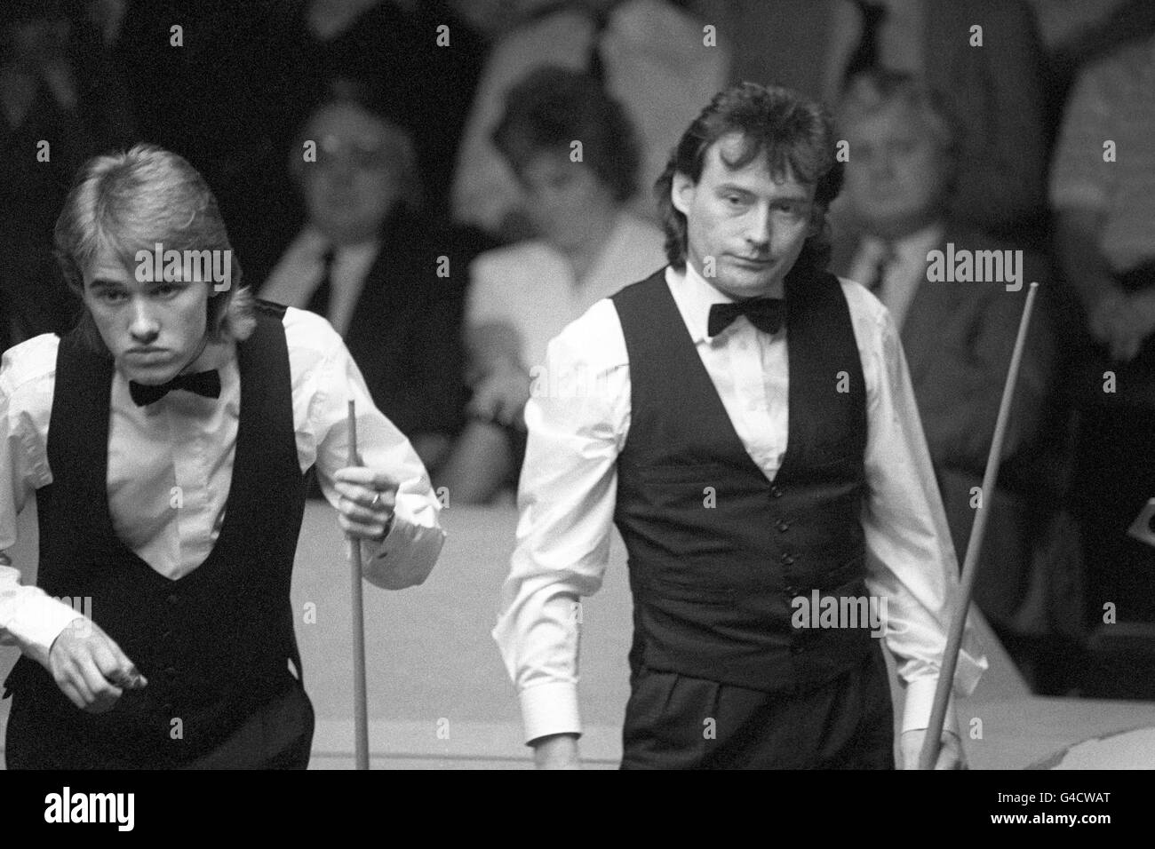 Snooker - 1990 Embassy World Snooker Championship - Final - Jimmy White / Stephen Hendry - Crucible Theatre, Sheffield. Stephen Hendry (l) è guardato da Jimmy White durante la finale del Campionato Mondiale di Snooker Foto Stock