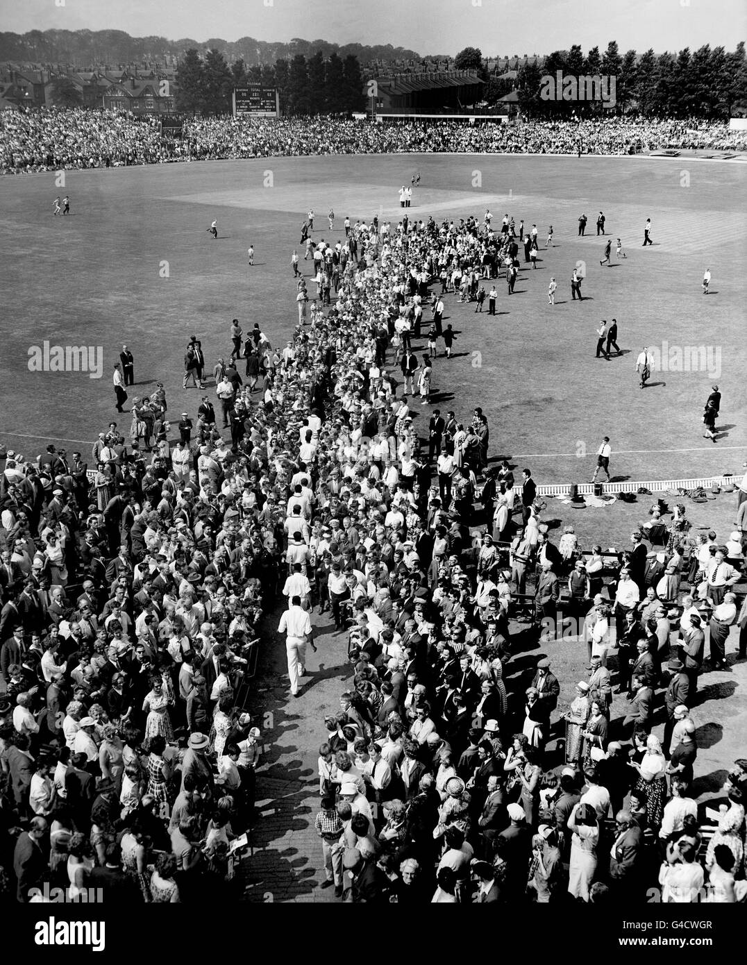 Cricket - Quarta prova partita - Inghilterra / West Indies - Quarta Giornata - Headingley. Le Indie Occidentali si fanno strada verso il cazzo dopo pranzo, attraverso una grande folla di spettatori. Foto Stock