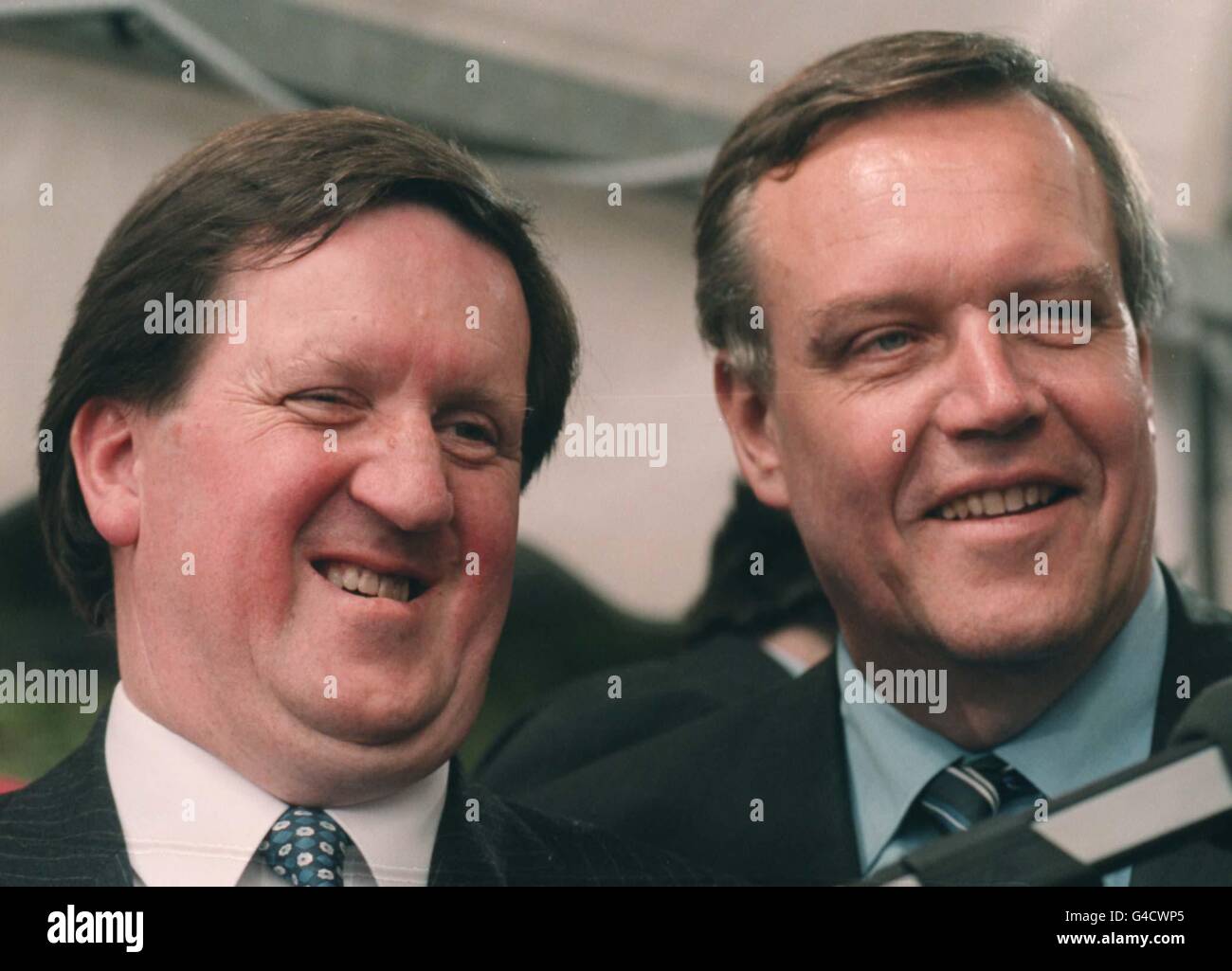 Il segretario alla Difesa britannico George Robertson condivide lo scherzo con il suo omologo tedesco Volker Ruhe all'apertura di un museo a Berlino per commemorare il 50° anniversario dell'Airlift di Berlino. Foto di Stefan Rousseau Foto Stock