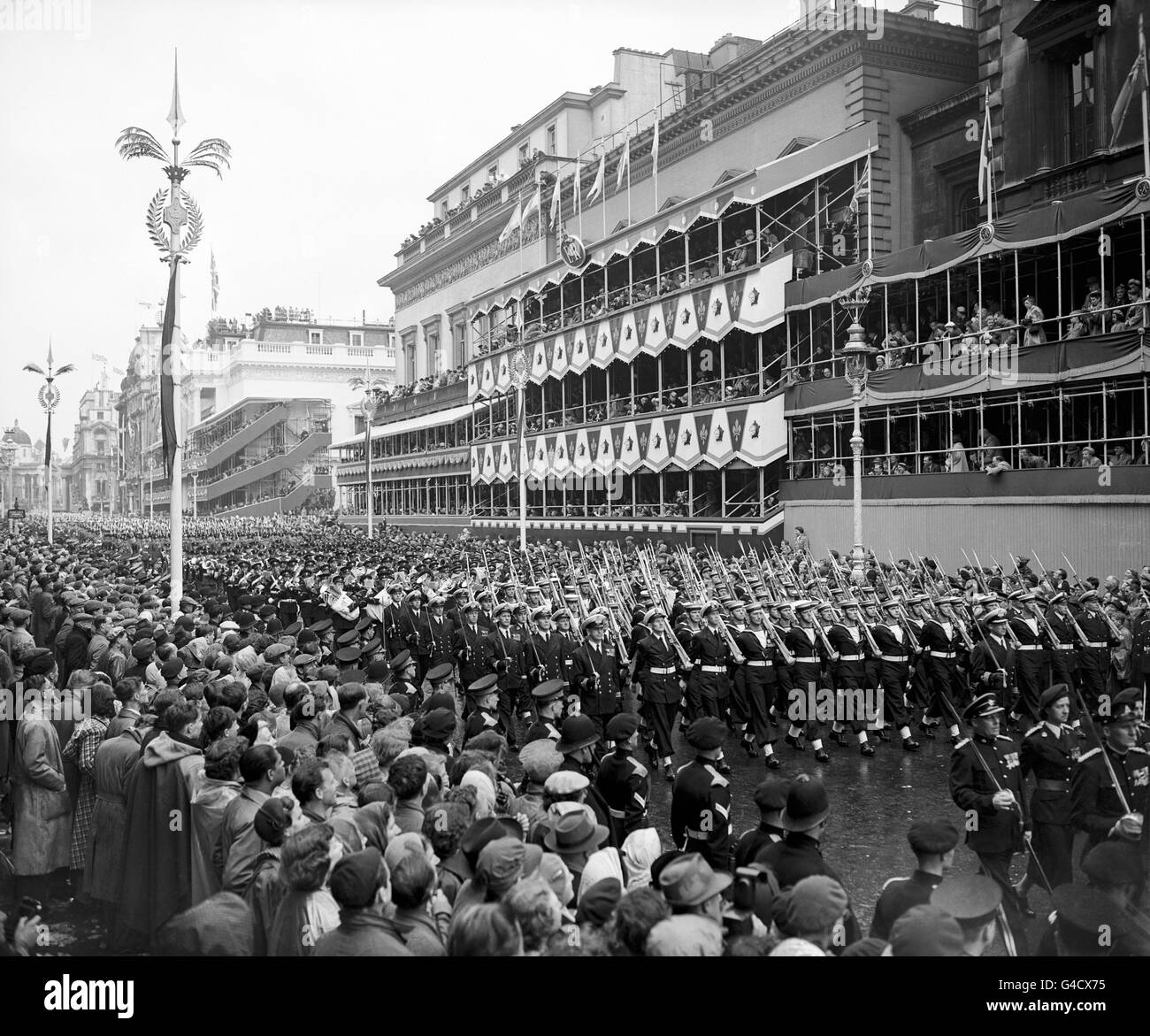 Truppe della Royal Navy nella processione dopo l'incoronazione della Regina Elisabetta II nell'Abbazia di Westminster. Foto Stock