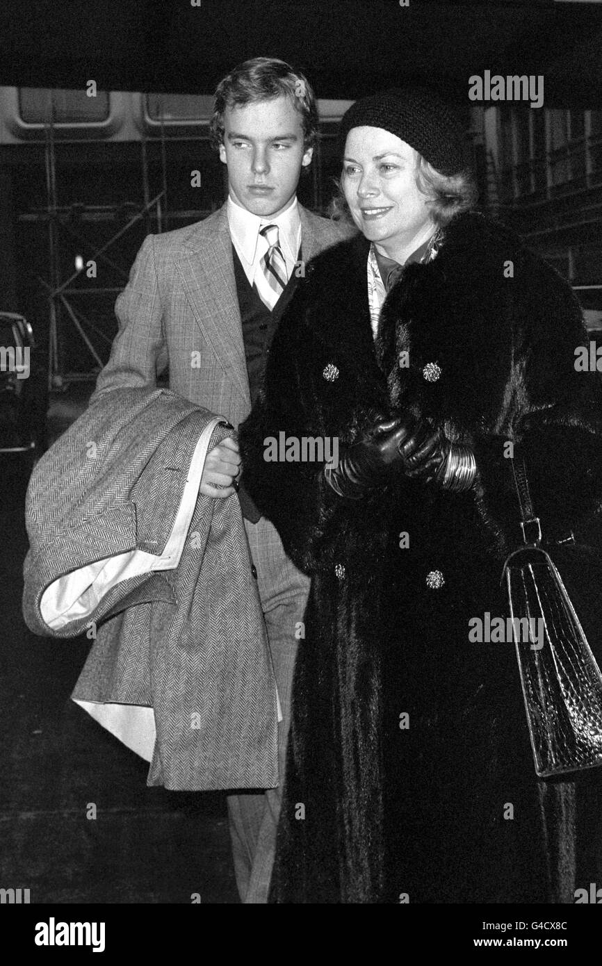 La Principessa Grace di Monaco e il suo Principe Albert di 18 anni all'aeroporto di Heathrow durante il tragitto dal Principato a Boston, USA. Foto Stock