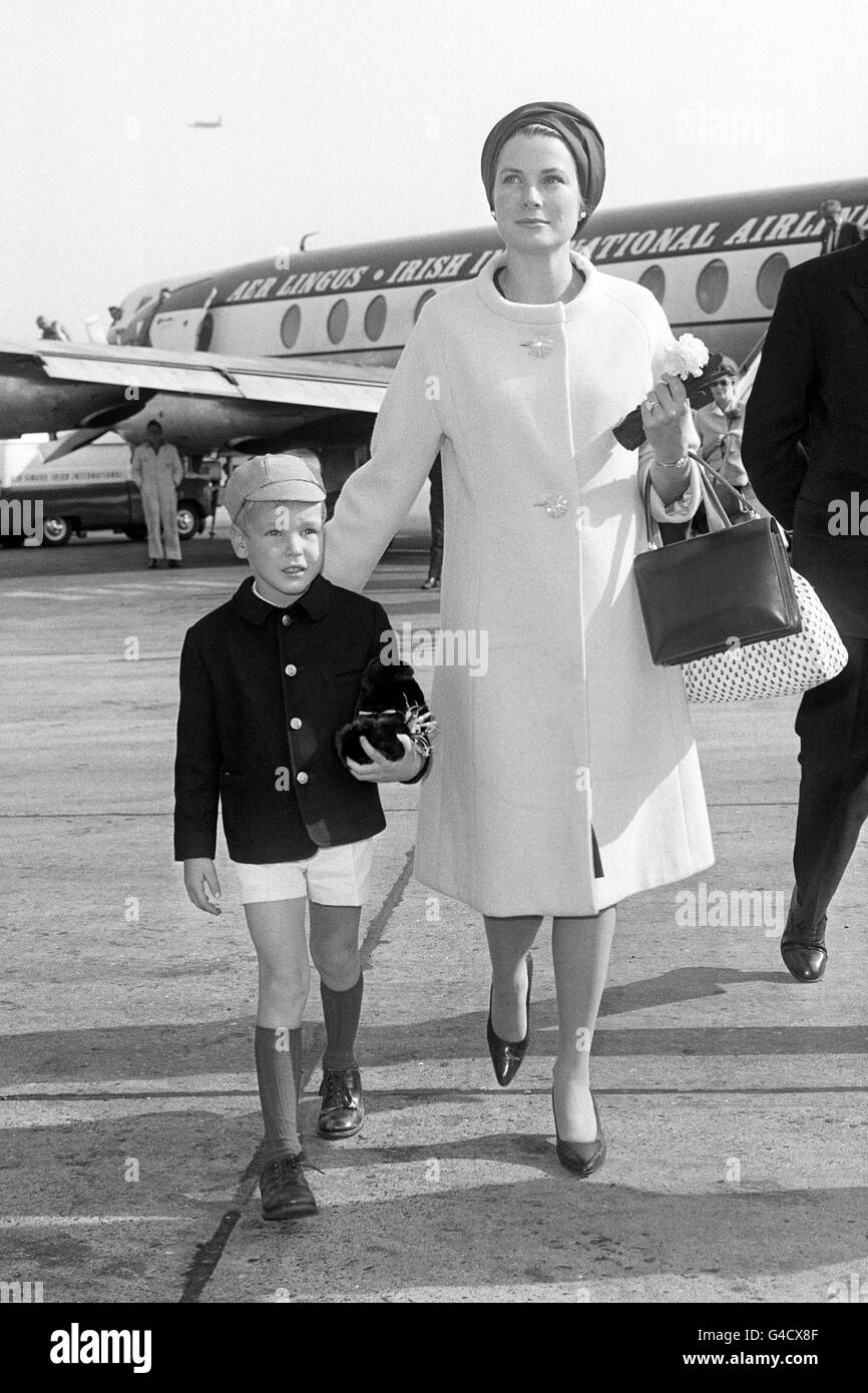 Principessa Grace di Monaco con suo figlio, il principe Alberto, quando passarono attraverso l'aeroporto di Heathrow durante il viaggio da una vacanza in Irlanda per casa. Foto Stock