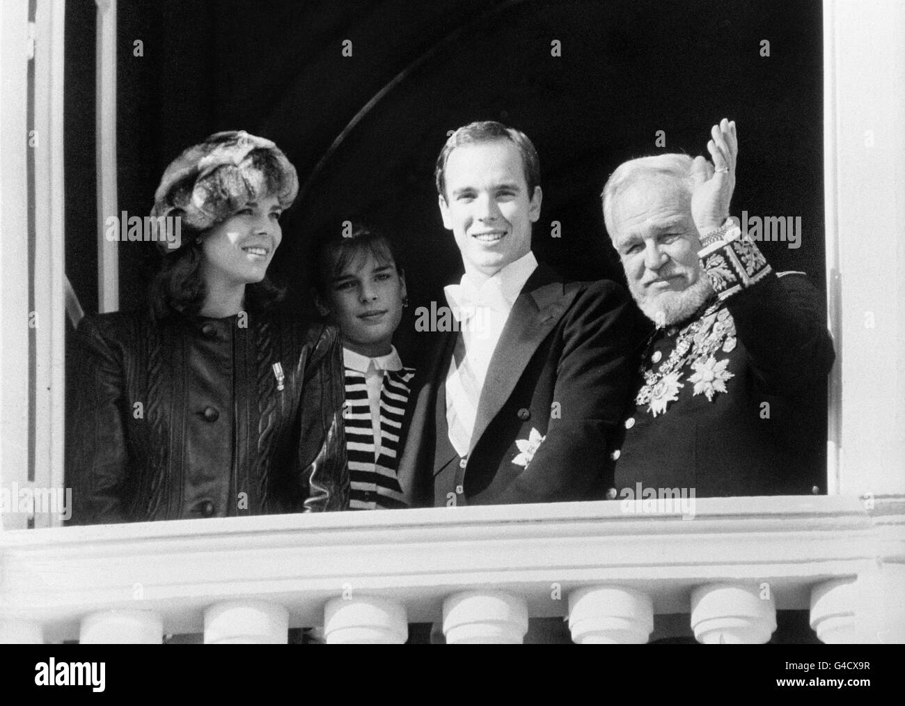 Il Principe Rainier di Monaco con i suoi figli (l-r) Caroline, Stephanie e Albert si diffonde verso la folla dal balcone del Palazzo reale Grimaldi durante il primo giorno del Festival di Monaco Foto Stock