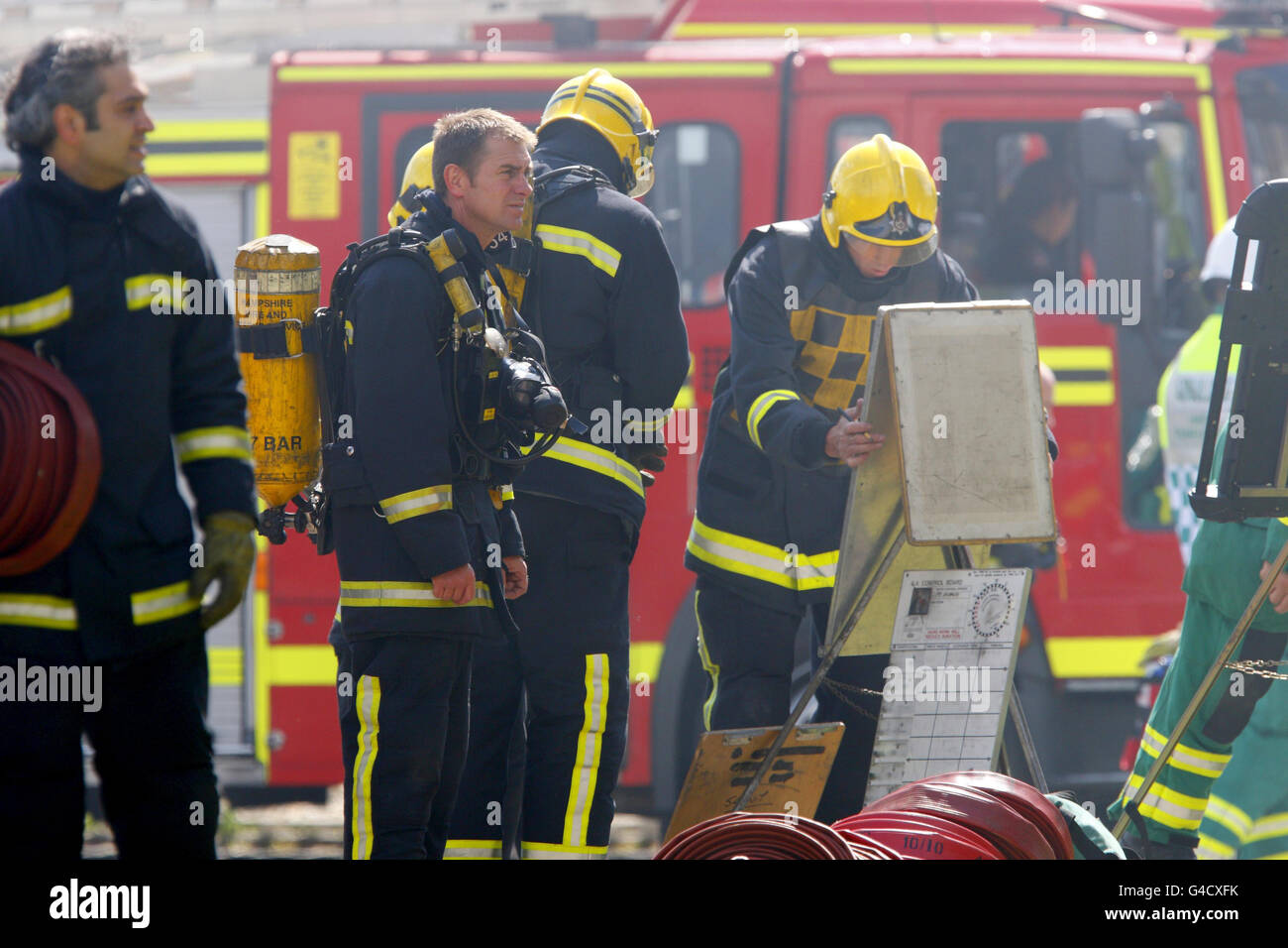 Il personale di Hampshire Fire and Rescue si prepara ad entrare in un appartamento in fiamme durante un esercizio di 'fuoco vivo' a Southampton. Foto Stock