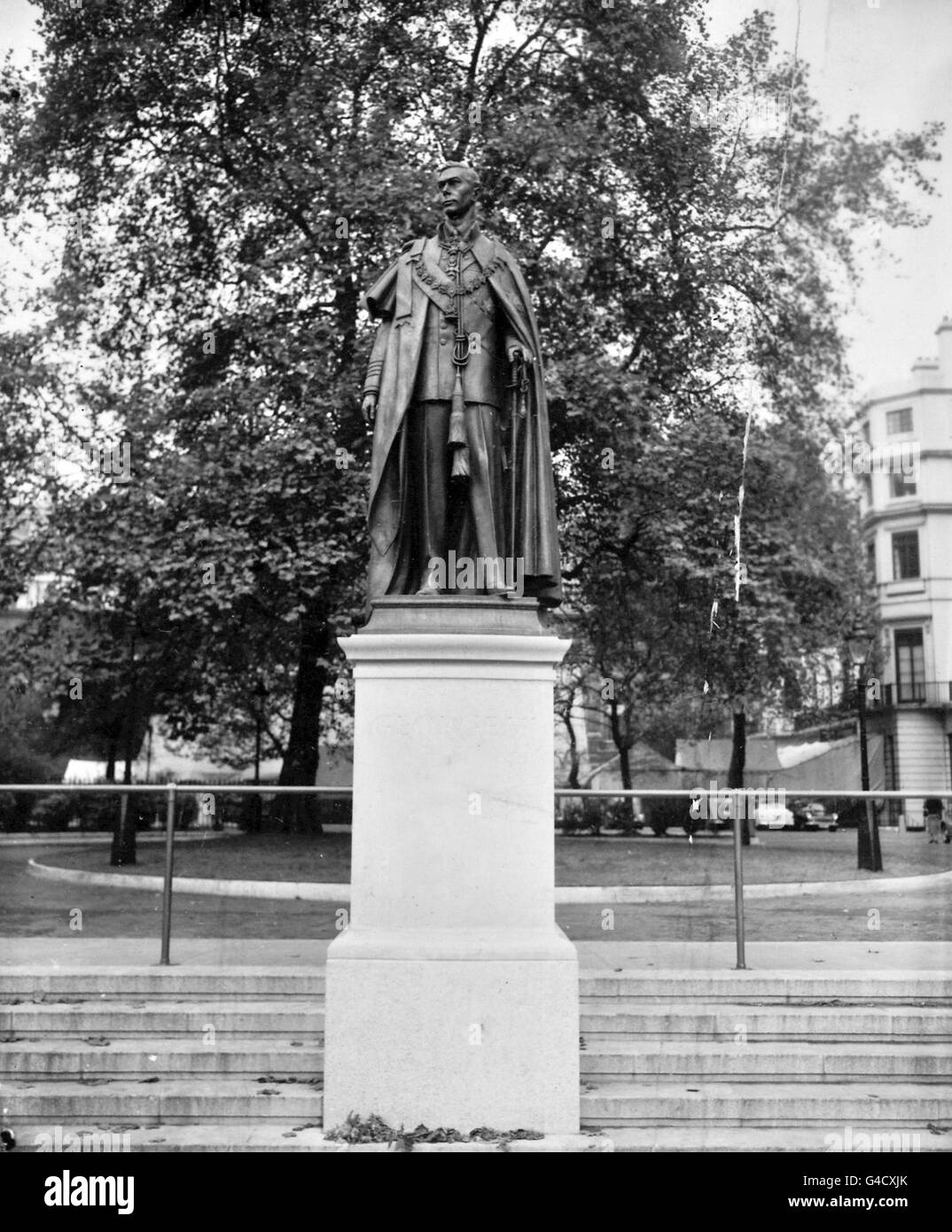 Una statua di Re Giorgio VI nei suoi accappatoi Garter, eretto appena fuori dal Mall e Carlton Gardens a Londra. È scolpito in bronzo da William McMillan Foto Stock