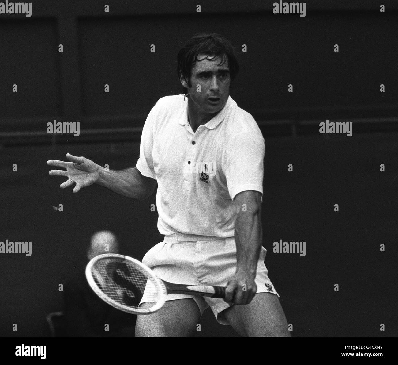 PA NEWS PHOTO 28/6/73 ROGER TAYLOR BRITANNICO IN AZIONE CONTRO J. HREBEC DELLA CECOSLOVACCHIA PER RAGGIUNGERE IL QUARTO ROUND DEI SINGOLI UOMINI AL CAMPIONATO DI TENNIS DI WIMBLEDON. HA VINTO 6-1, 5-7, 6-4, 6-2 Foto Stock