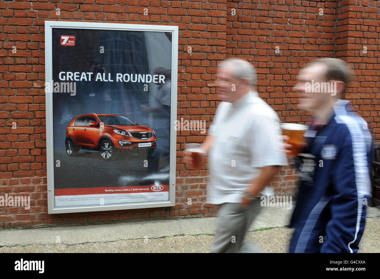 Cricket - 2011 NatWest Series - prima Giornata Internazionale - Inghilterra / Sri Lanka - The Kia Oval. I fan si fanno strada oltre un annuncio pubblicitario di Kia Sportage Foto Stock