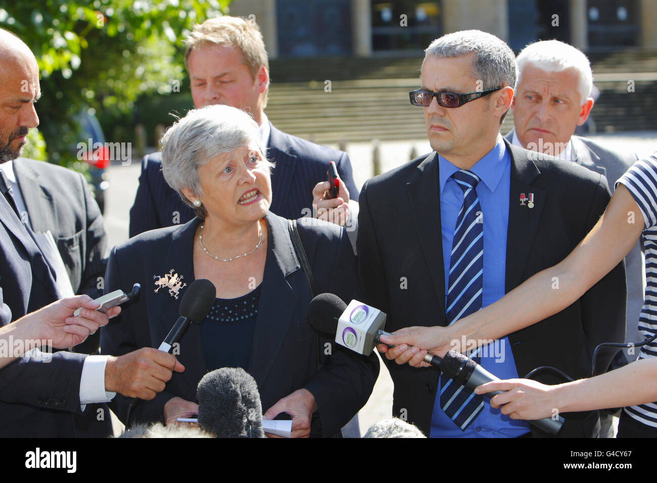 Denise le Voir e suo fratello ben Barnet (a destra, occhiali da sole)  parlano ai media fuori Winchester Crown Court dopo la condanna di Danilo  Restivo per l'assassinio della loro sorella Heather