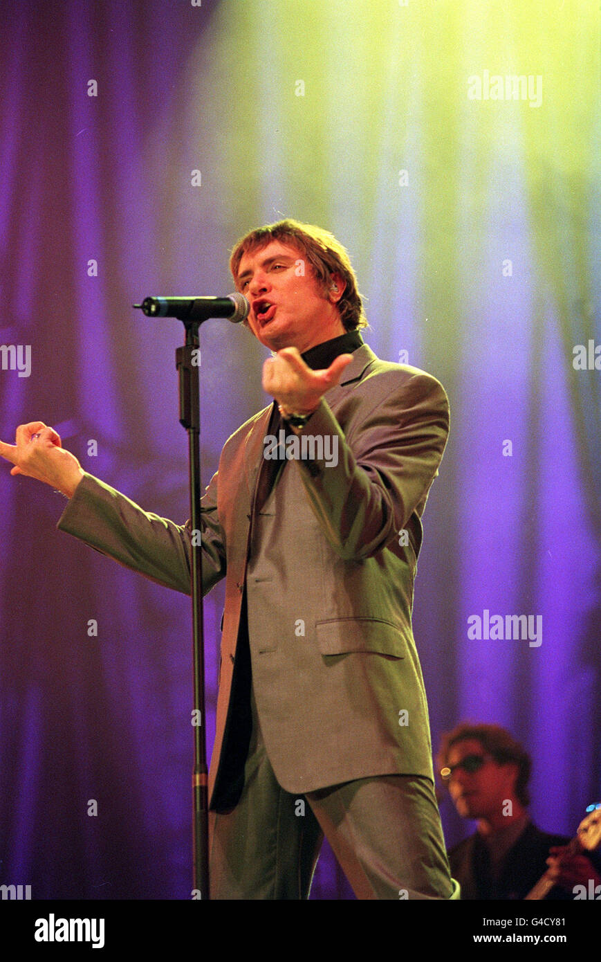 PA NEWS FOTO 27/6/98 Simon le Bon canta al Diana, principessa di Galles MEMORIAL CONCERTO PRESSO ALTHORP Foto Stock