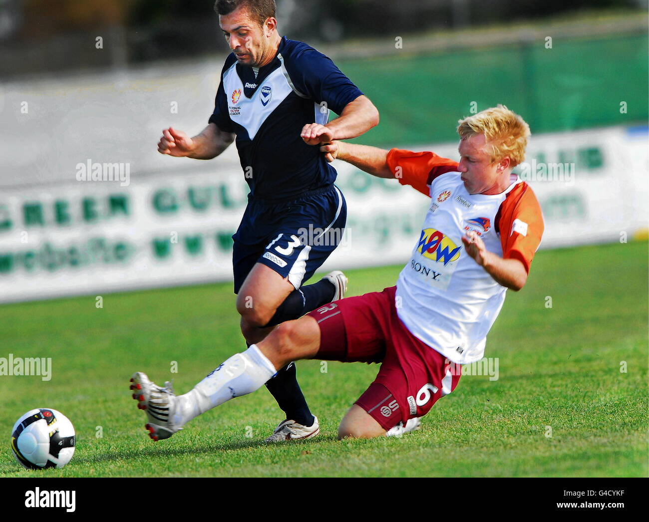 Calcio - Melbourne Victory / Queensland Roar Youths - Green Gully Reserve, Melbourne. Daniel Vasilevski della Vittoria di Melbourne, a sinistra, spinge in avanti con l'attaccante del Queensland Roar Mitchell Nichols. Foto Stock