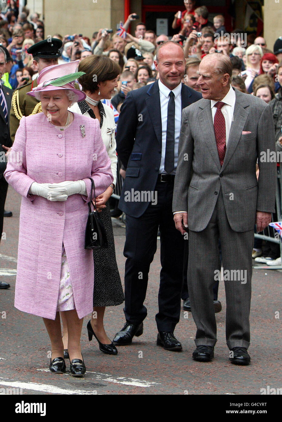 Regina Elisabetta II , Duchessa di Northumberland, seconda a sinistra, Alan Shearer, seconda a destra, E il Principe Filippo, Duca di Edimburgo, cammina lungo la strada durante una visita ad Alnwick, Northumberland. Foto Stock