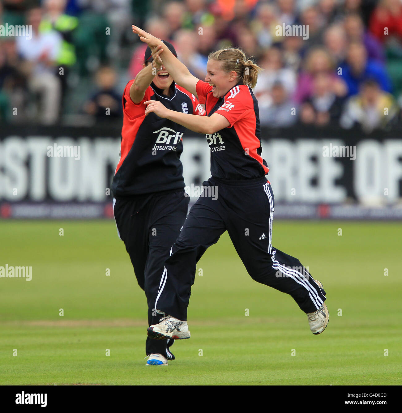 L'inglese Holly Colvin celebra con Charlotte Edwards dopo aver proclamato il Wicket of Australia Shelley Nitschke Foto Stock