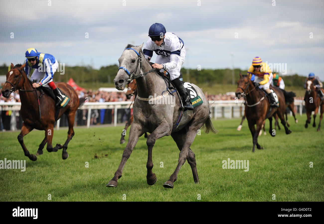 Tominator guidato da Paul Pickard vince la targa Northumberland di John Smith durante il John Smiths Northumberland Plate Day all'ippodromo di Newcastle, Newcastle. Foto Stock