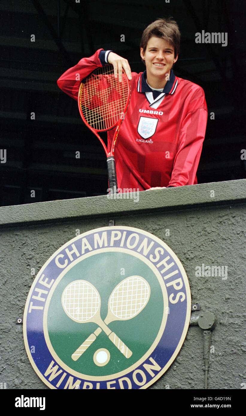 Samantha Smith da botesdale, Essex, orgogliosamente indossa una maglietta in Inghilterra dato dal suo agente, chi è coinvolto anche con calciatori inglese, come ella contempla il suo quarto round match contro N.Tauziat della Francia a Wimbledon il lunedì per cercare di ottenere un posto nel Signore Quarti di finale. (Foto Martyn Hayhow/ PA) Foto Stock