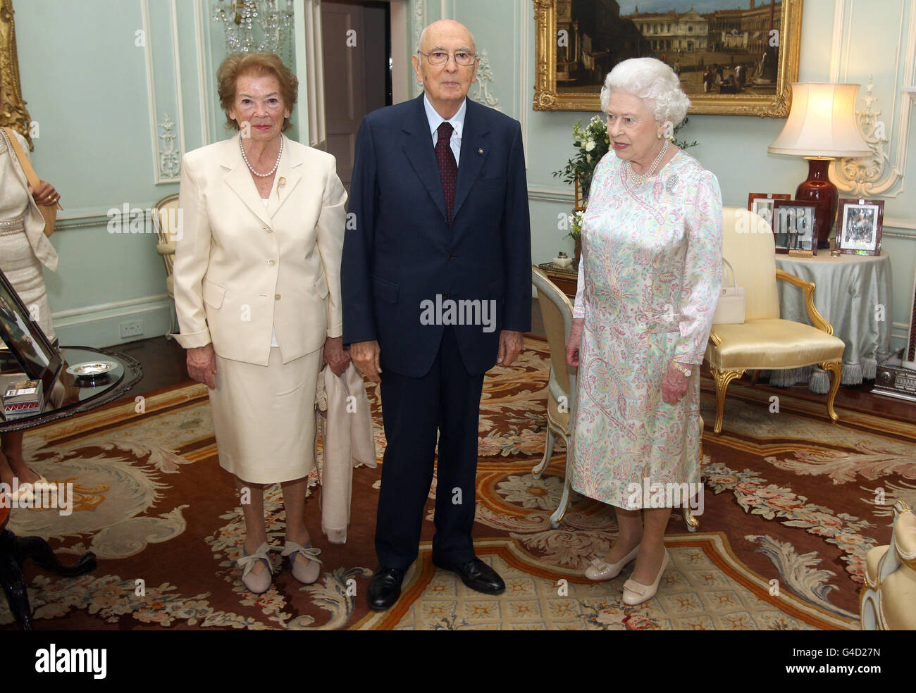 La regina Elisabetta II ha in udienza il presidente della Repubblica italiana Giorgio Napolitano e la moglie Clio Maria Bittoni a Buckingham Palace, Londra. Foto Stock