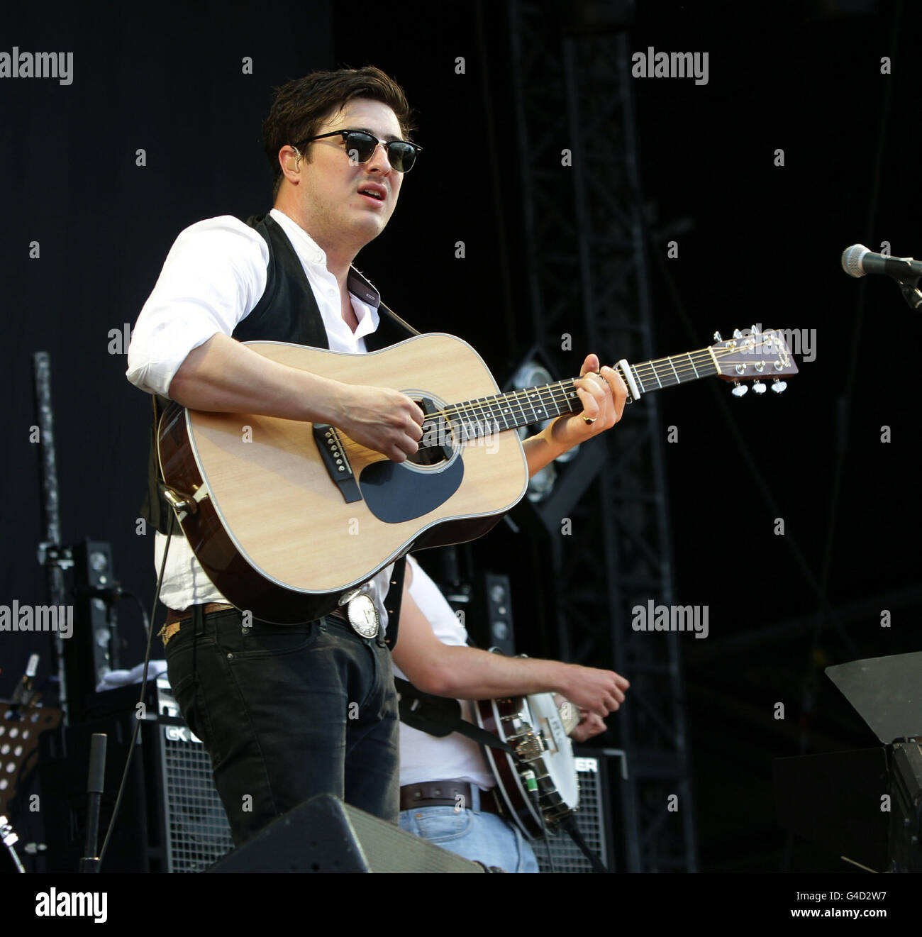 Marcus Mumford di Mumford & Sons si esibisce ad Hyde Park, nel centro di Londra, in un concerto con la testa di Arcade Fire. PREMERE ASSOCIAZIONE foto. Data immagine: Giovedì 30 giugno, 2011. Il credito fotografico dovrebbe leggere: Yui Mok/PA filo Foto Stock