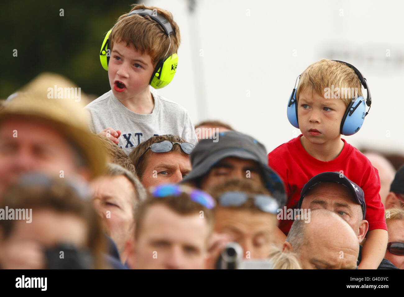 Goodwood Festival della velocità. I giovani appassionati di corse assistono all'azione al Goodwood Festival of Speed vicino Chichester, West Sussex. Foto Stock