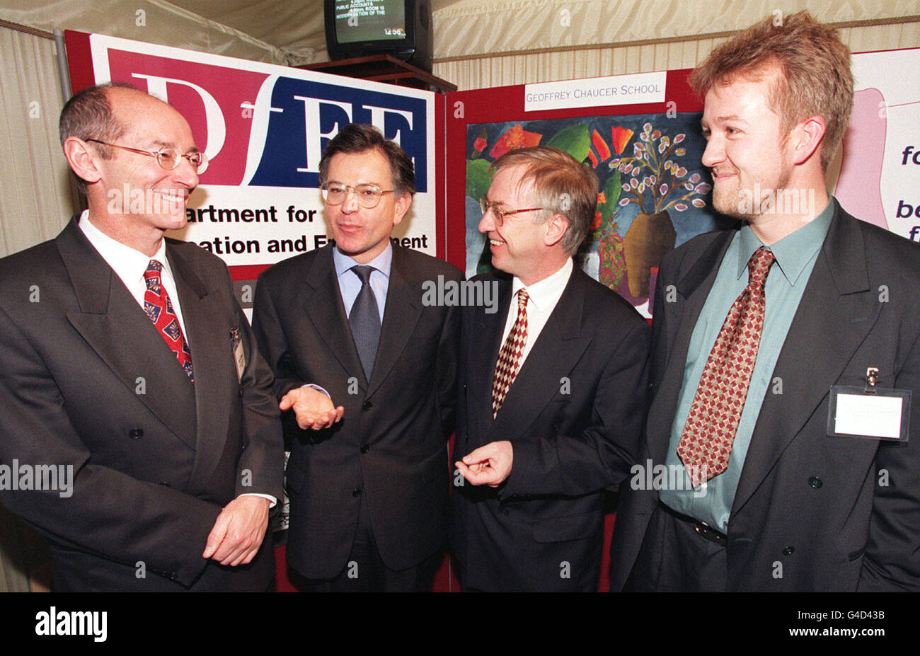 Il Ministro degli standard scolastici Stephen Byers (seconda a sinistra) e il MP di Plymouth Devonport David Jamieson incontrano Rod Owen (sinistra), capo del Tamarside Community College, Plymouth, E il Capo della Storia Tim Johnson (a destra), sulla terrazza della Camera dei Comuni, dove il ministro ha gettato oggi un partito (lunedì) per 73 scuole da tutta l'Inghilterra per celebrare il loro trionfo sul fallimento dopo essere stato "chiamato e vergognato" dal governo. Vedi la storia di PA SCUOLE DI FORMAZIONE. Foto di Peter Jordan/PA Foto Stock