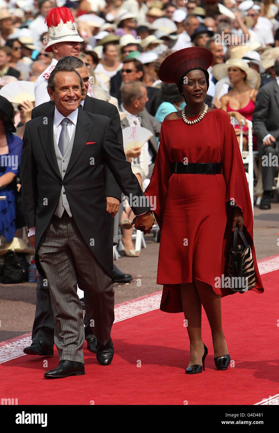 Jacky Ickx e sua moglie Kaadja Nin arrivarono per le nozze del Principe Alberto II di Monaco e di Charlene Wittstock a Place du Palais. Foto Stock