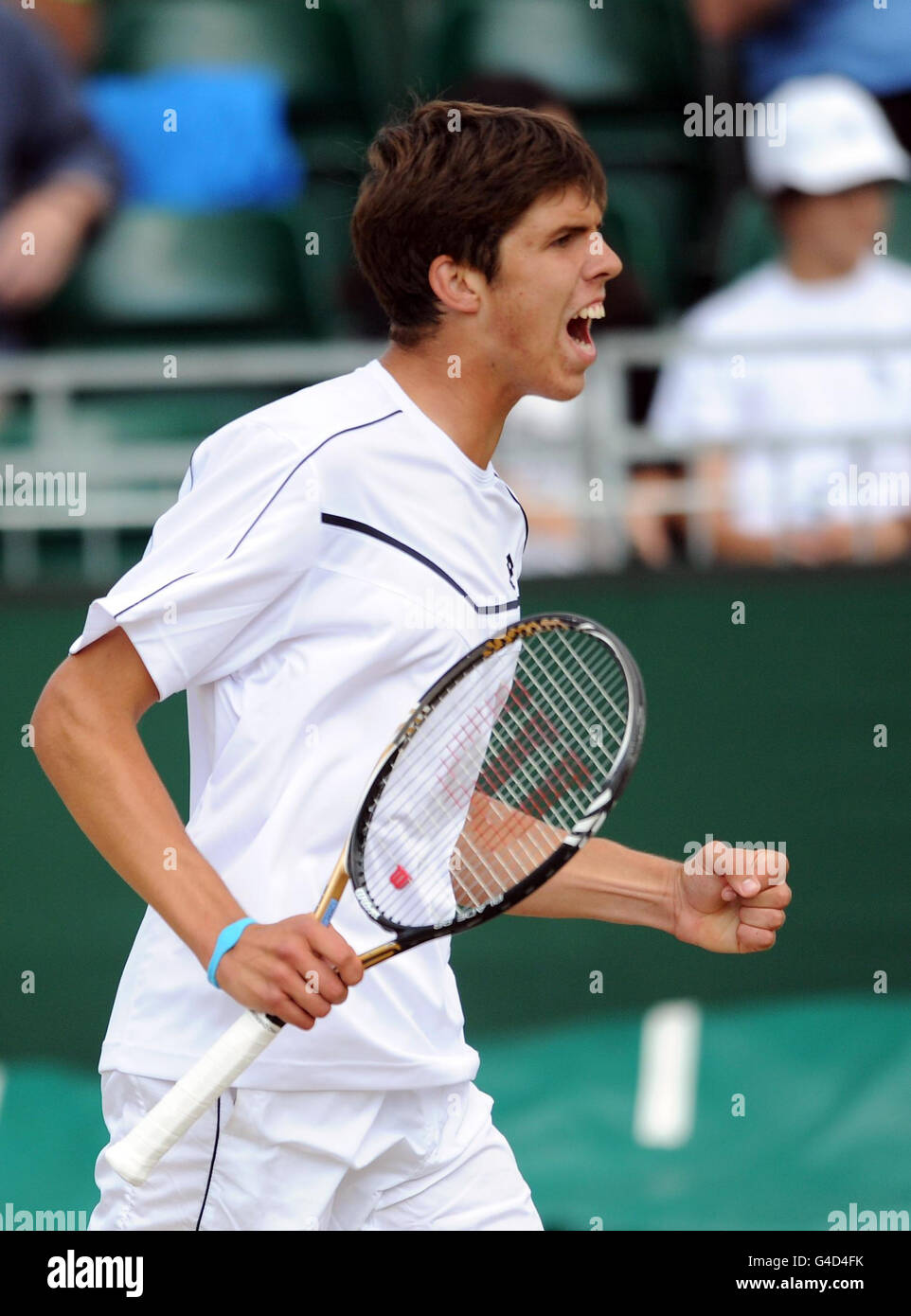 Oliver Golding della Gran Bretagna celebra la vittoria semifinale dei suoi ragazzi dopo che lui e Jiri Vesely della Repubblica Ceca hanno sconfitto Andres Artunedo Martinavarr e Roberto Carballes Baena della Spagna durante il giorno dodici dei campionati di Wimbledon 2011 all'All England Lawn Tennis Club di Wimbledon. Foto Stock