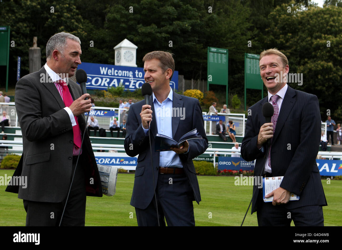 Corse di cavalli - Coral-Eclipse Day - Sandown Park. L-R; Graham Cunningham, Jeremy Kyle e Simon Clare (Corallo) durante il primo piano nel ring della sfilata Foto Stock