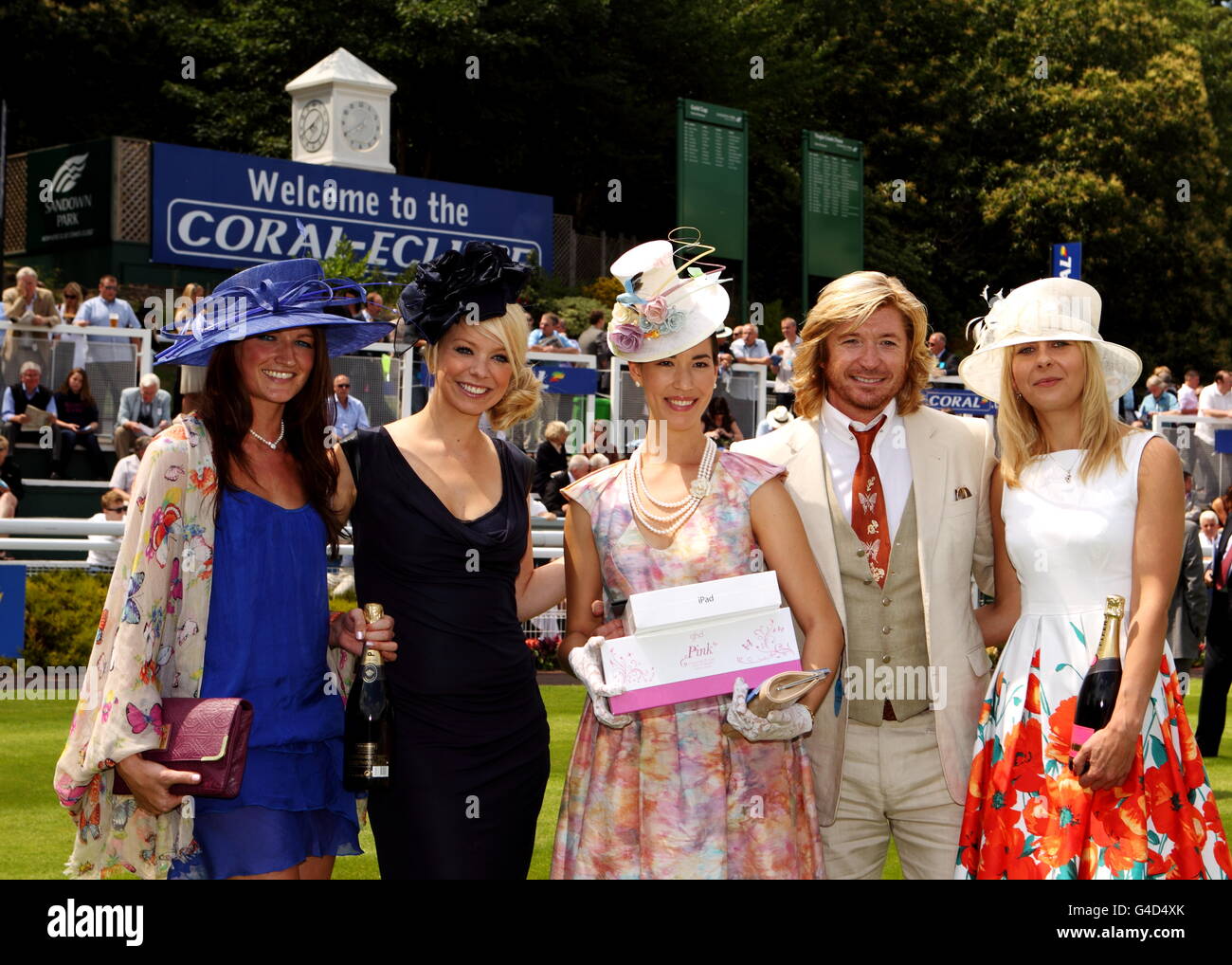 L-R; secondo classificato Hannah Bishop, giudice di celebrità del concorso Liz McClarnon, vincitore Kisa Tan, giudice di celebrità Nicky Clarke e secondo classificato Kasia Bienek dopo la presentazione per il concorso migliore donna vestito Foto Stock