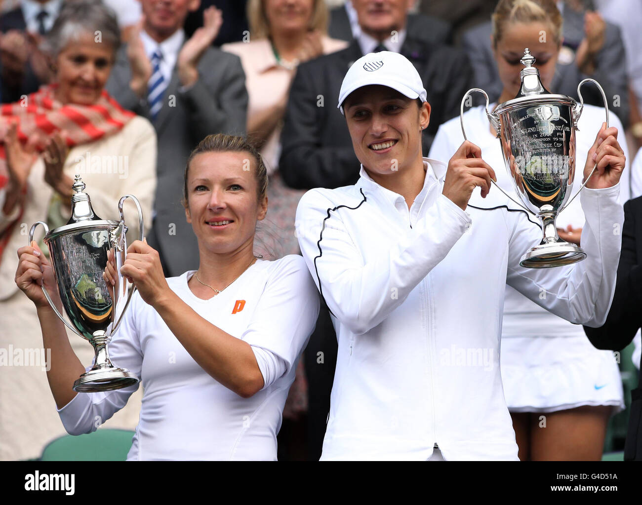 Il Kveta Peschke della Repubblica Ceca (a sinistra) e il Katarina Srebotnik della Slovacchia detengono i trofei vincitori dopo aver sconfitto Sabine Lisicki della Germania e Samantha Stosur dell'Australia nella finale delle Donne doppie durante il giorno dodici dei campionati di Wimbledon 2011 all'All England Lawn Tennis and Croquet Club, Wimbledon. Foto Stock