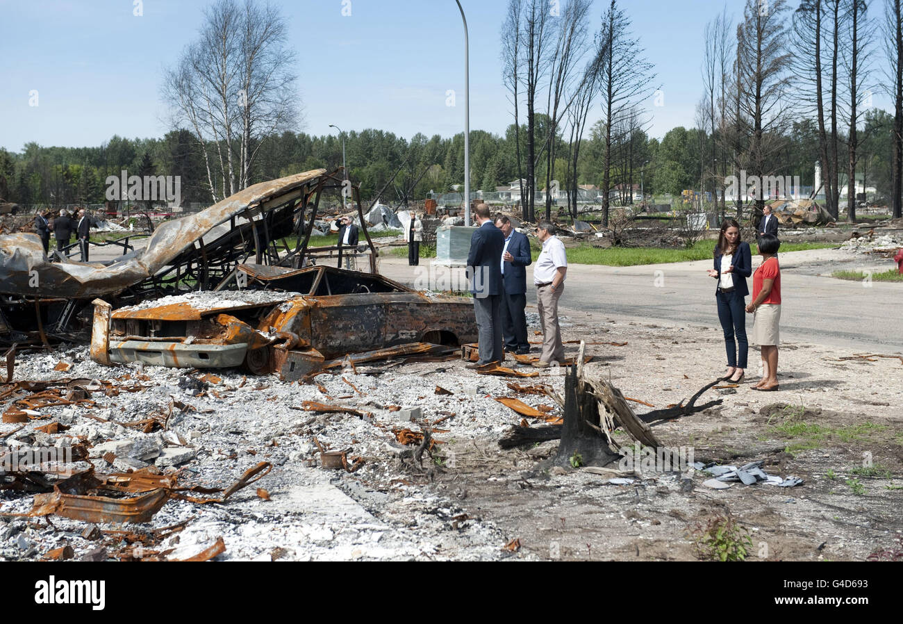 Il Duca e la Duchessa di Cambridge visitano il Lago Slave, nell'Alberta settentrionale, in Canada, dove alcune parti della città sono state devastate dal fuoco in maggio. Foto Stock