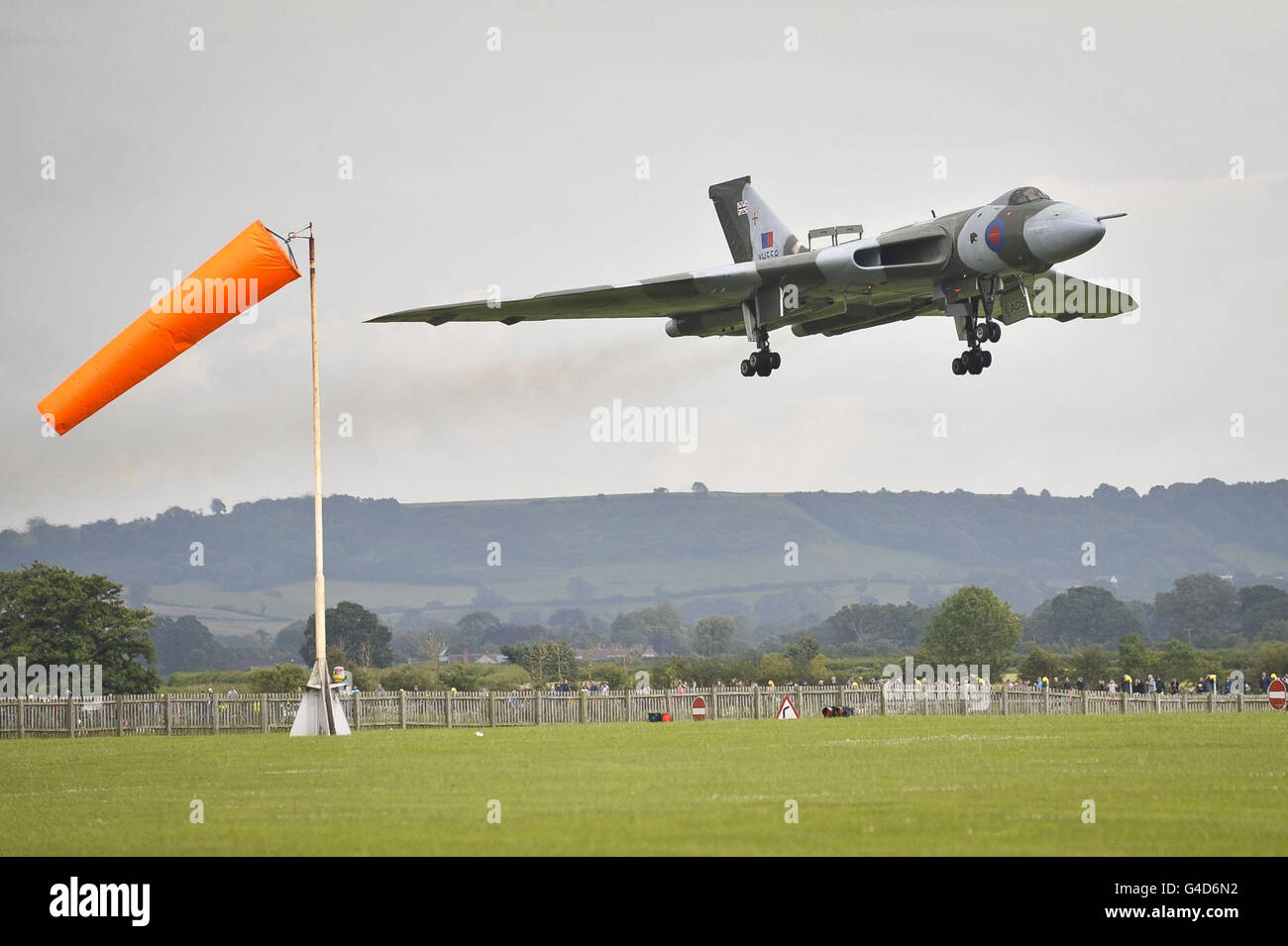 L'ultimo bombardiere Avro Vulcan volante - XH558 prende le terre dopo un'esposizione volante alla Royal Naval Air Station Yeovilton Airshow 2011. Foto Stock