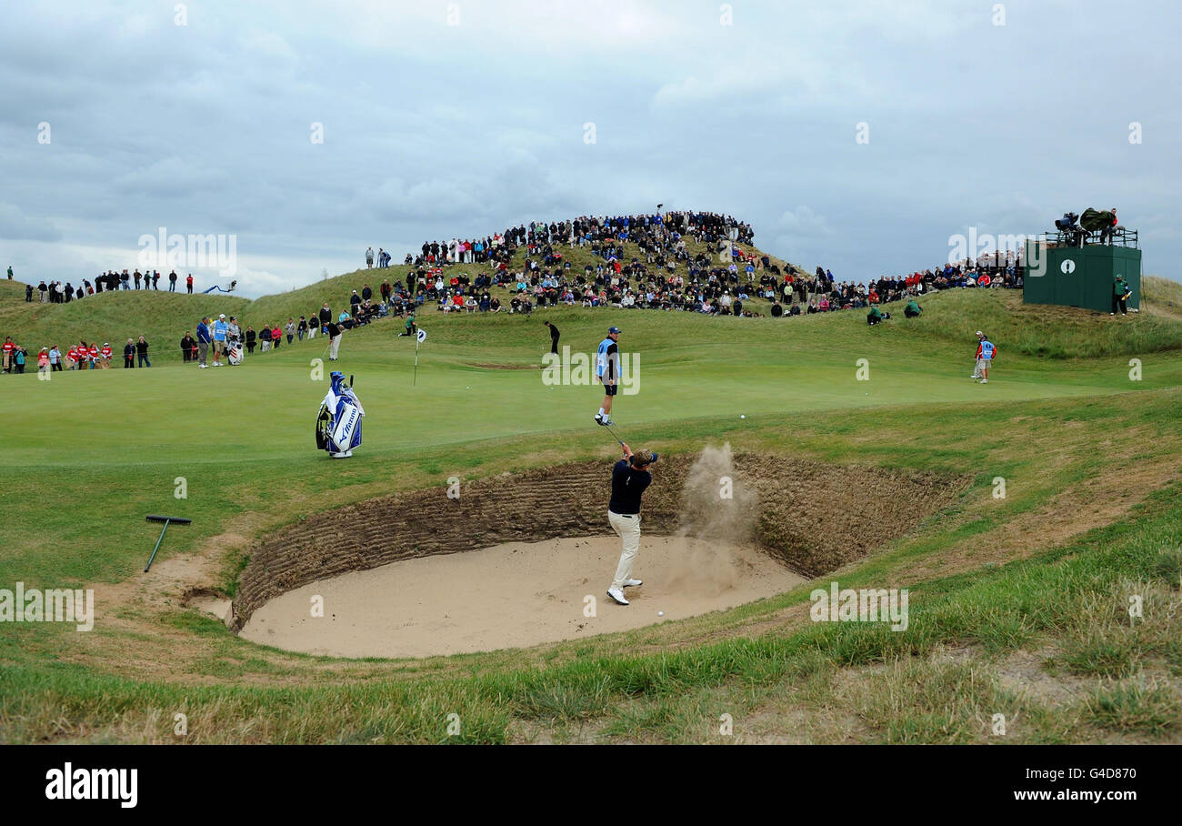 Una visione generale di Luke Donald che pratica bunker colpi sul sesto verde durante una giornata di prove per il 2011 Open Championship al Royal St George's, Sandwich. Foto Stock