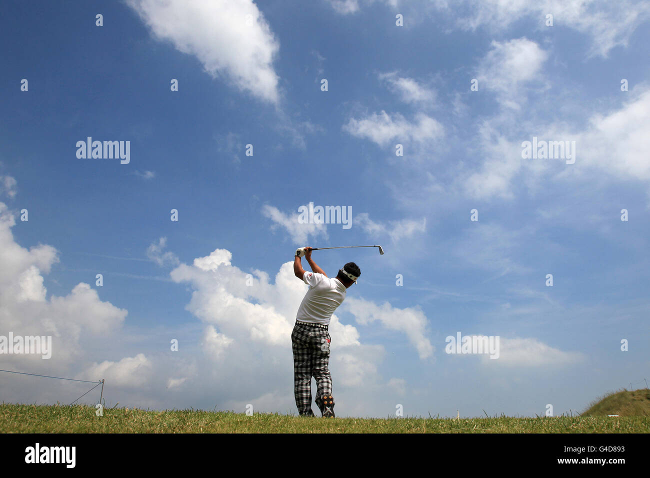 Il giapponese Tetsuji Hiratsuka tee off durante l'anteprima giorno uno Foto Stock