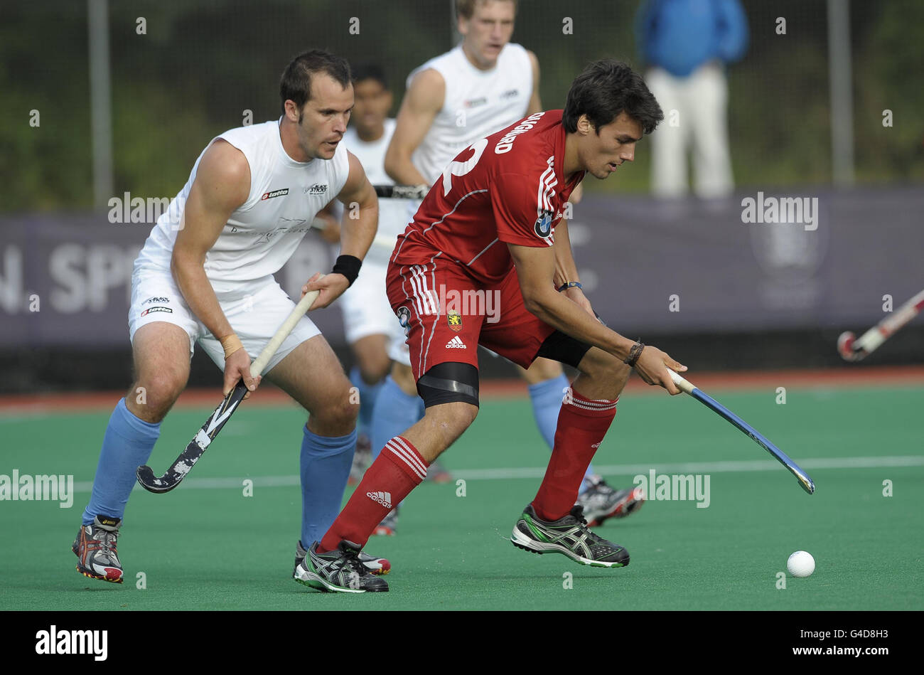 Blair Hopping della Nuova Zelanda (a sinistra) sfida con Simon Gougnard del Belgio durante la partita della London Cup al Quintin Hogg Memorial Sports Ground, Chiswick, Londra. Foto Stock