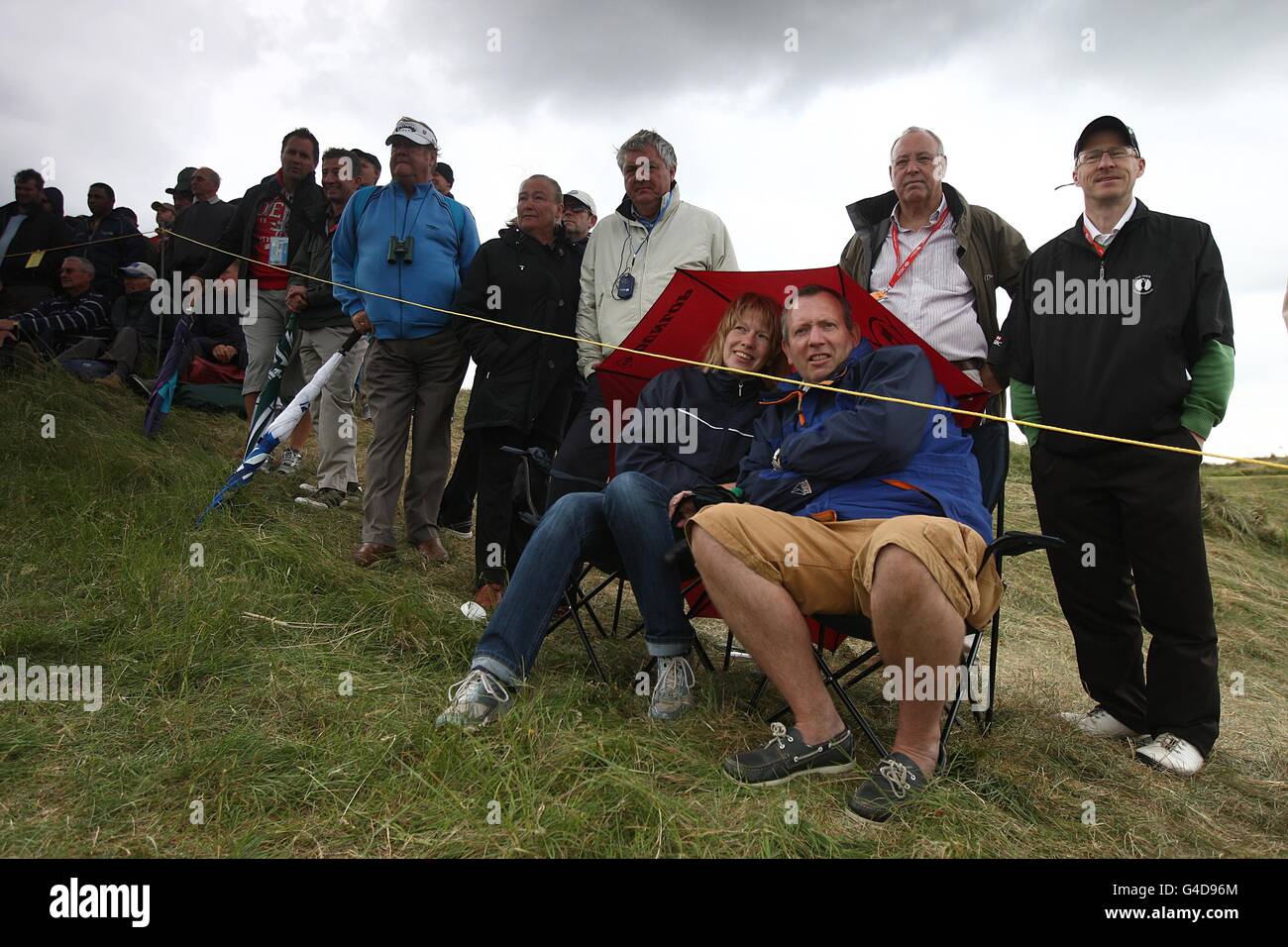 Golf - Campionato aperto 2011 - primo giorno - Royal St George's. I fan del golf hanno coraggioso gli elementi il primo giorno Foto Stock